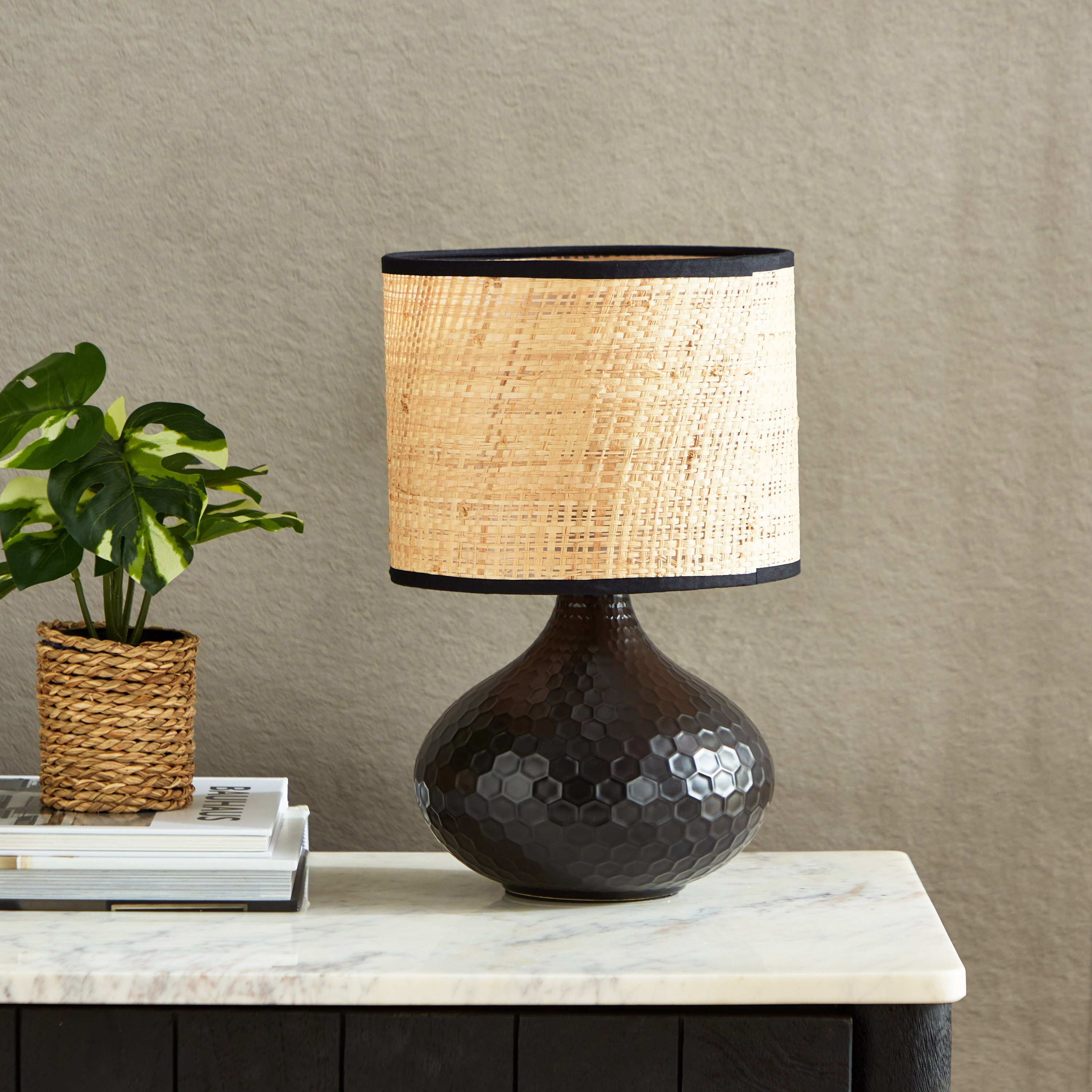 مصباح طاولة سيراميك من كاسبيان - 21x21x32 سم-hbxlivingroom-lighting-tablelamps-image-1