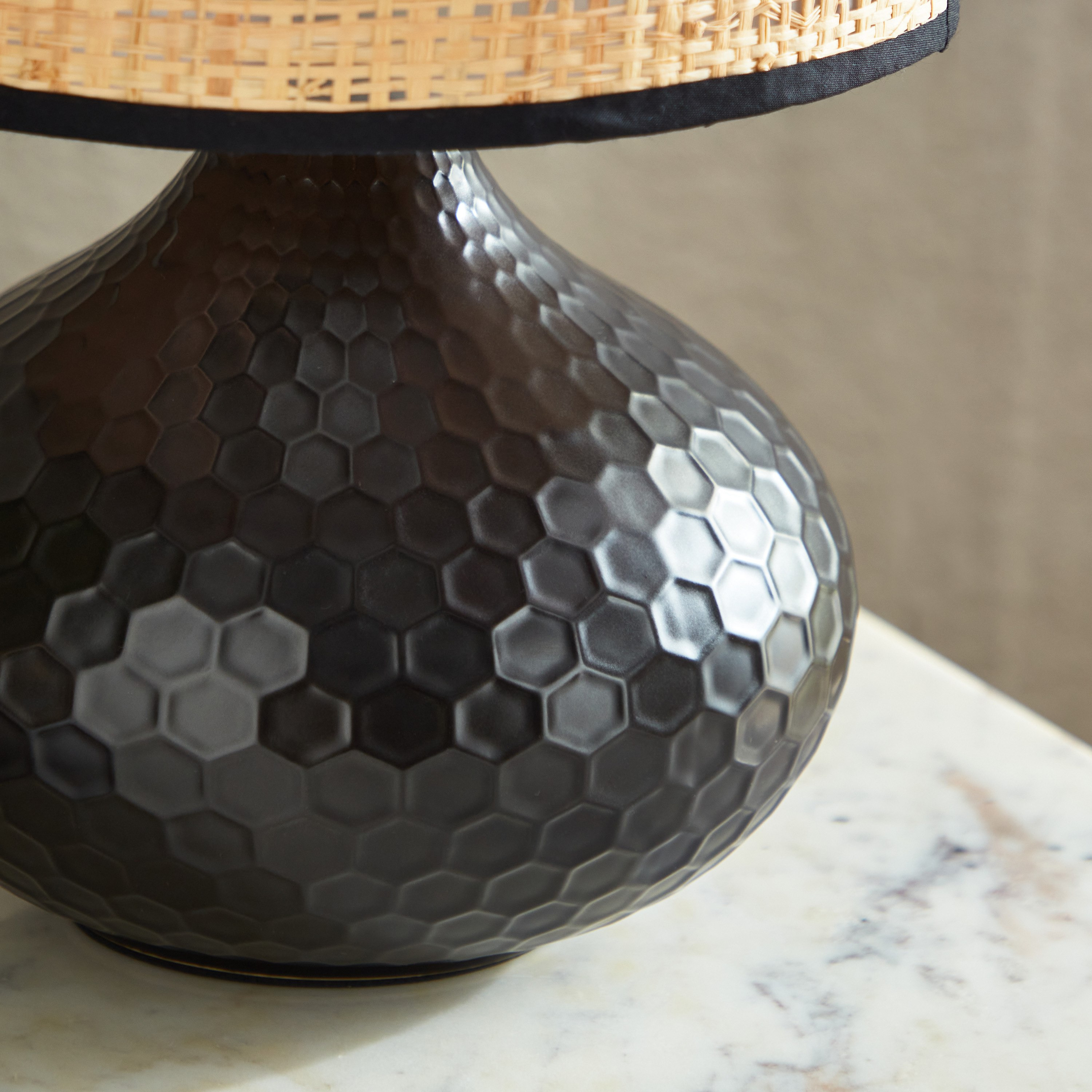 مصباح طاولة سيراميك من كاسبيان - 21x21x32 سم-hbxlivingroom-lighting-tablelamps-image-4