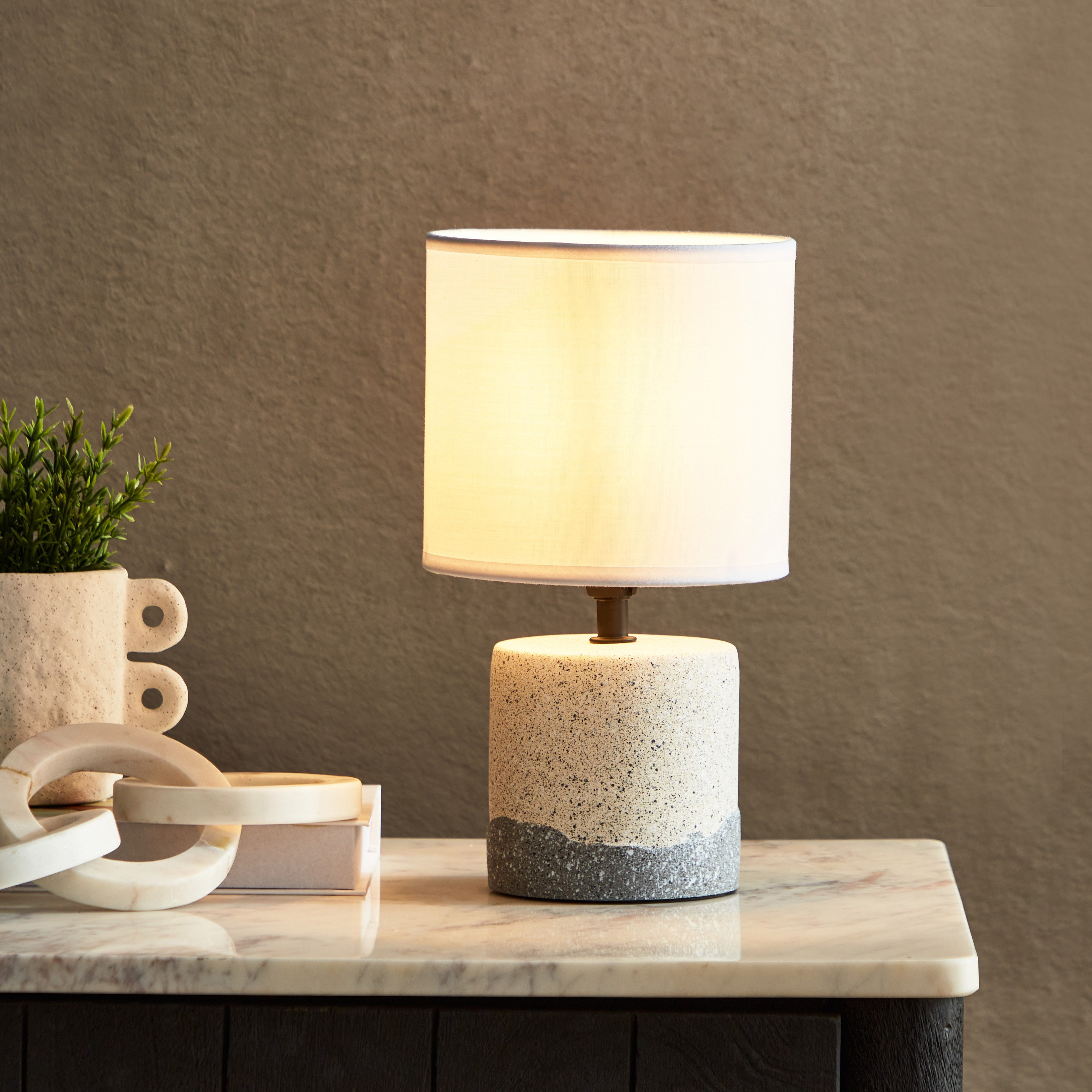 مصباح أسمنتي من كاسبيان - 15x15x27.5 سم-hbxlivingroom-lighting-tablelamps-image-2