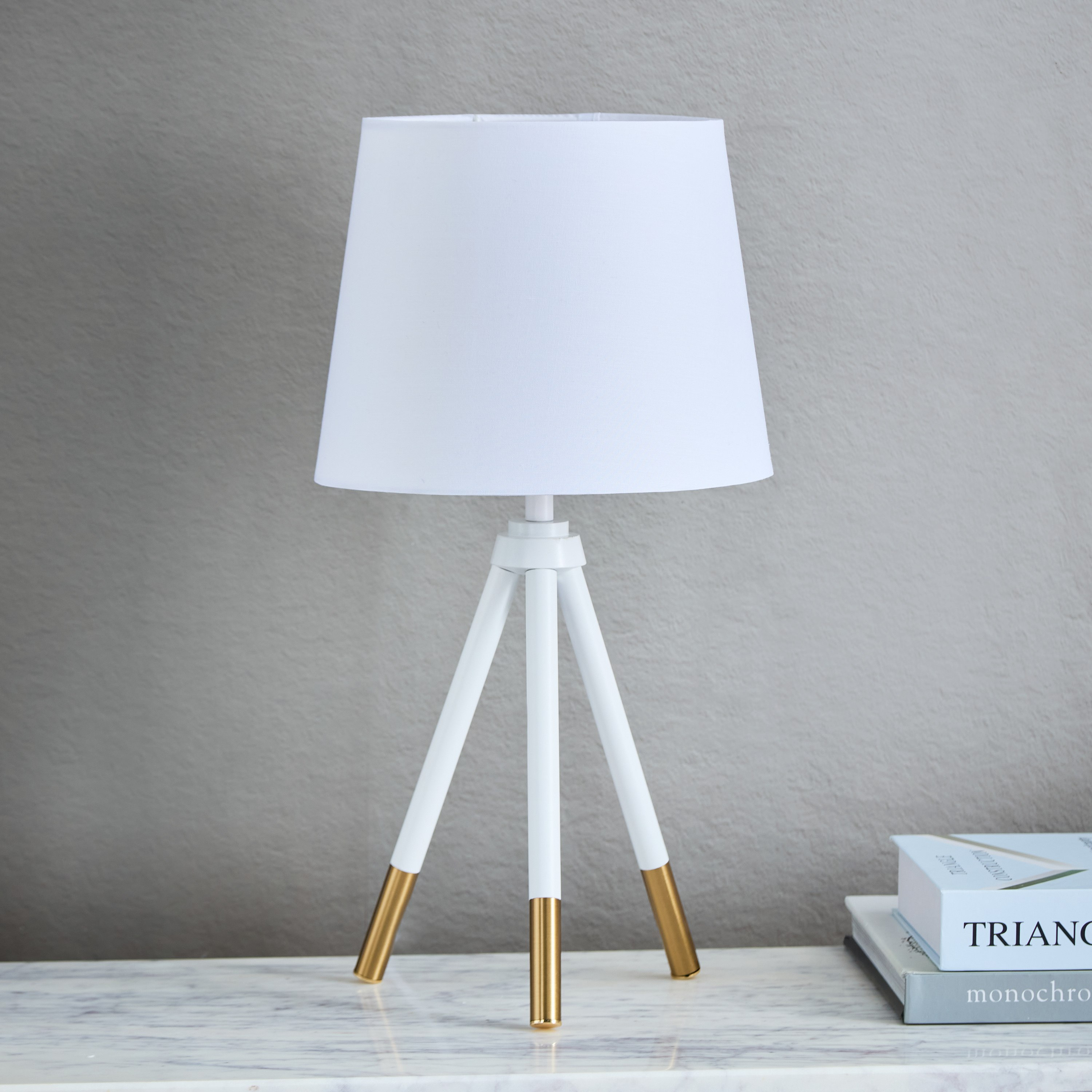 مصباح طاولة معدن ثلاثي القوائم من مارشيا- 23x43 سم-hbxlivingroom-lighting-tablelamps-image-1