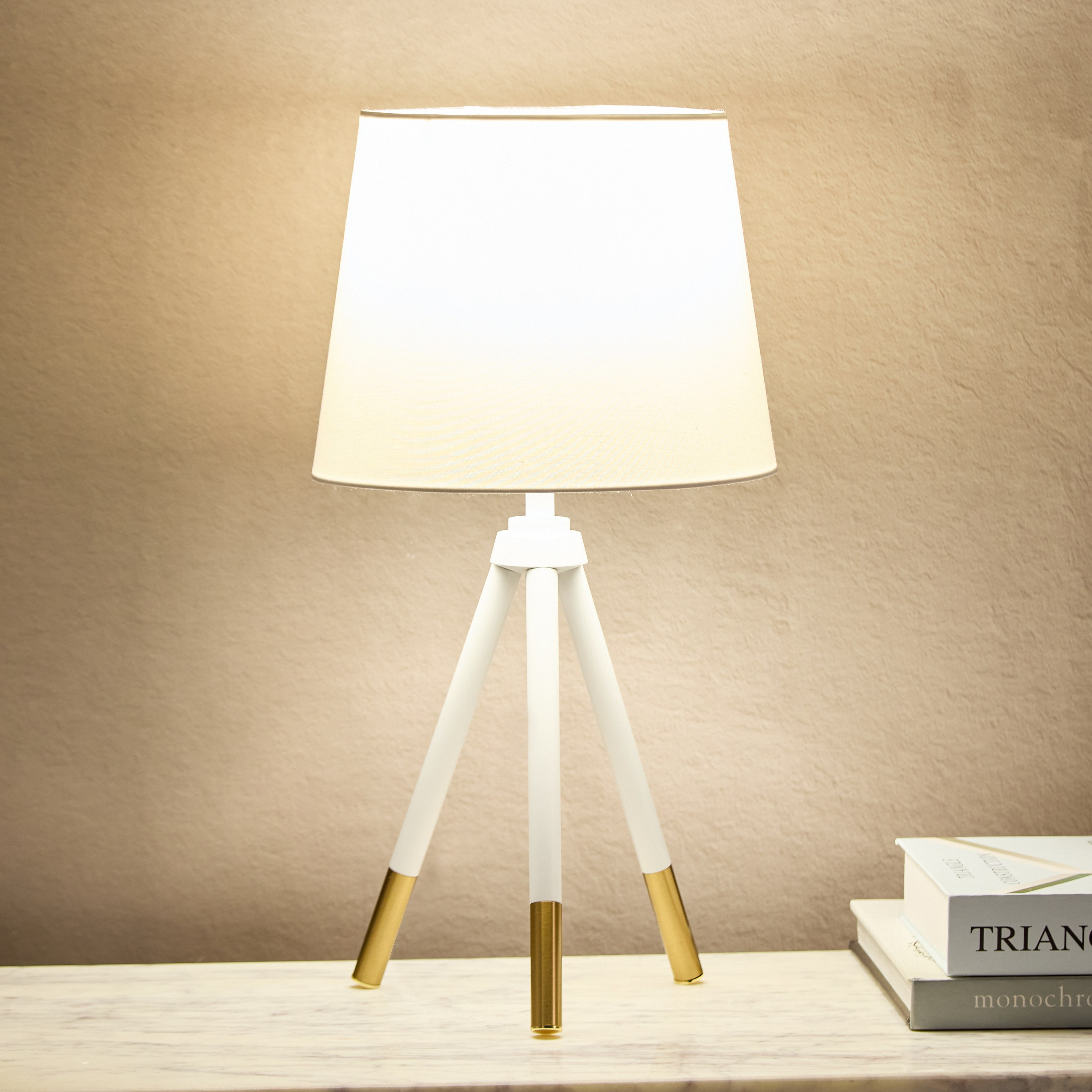 مصباح طاولة معدن ثلاثي القوائم من مارشيا- 23x43 سم-hbxlivingroom-lighting-tablelamps-image-2