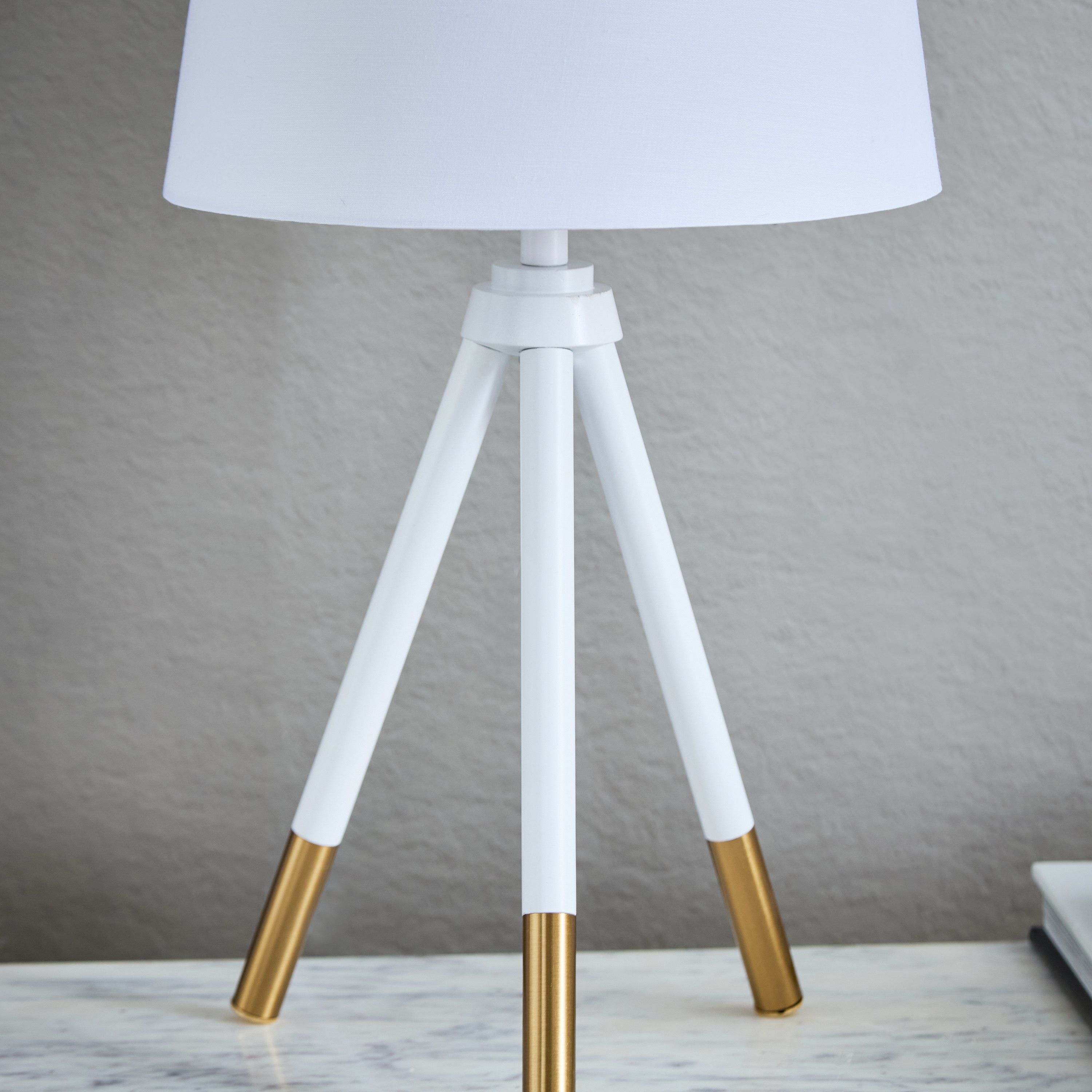 مصباح طاولة معدن ثلاثي القوائم من مارشيا- 23x43 سم-hbxlivingroom-lighting-tablelamps-image-3