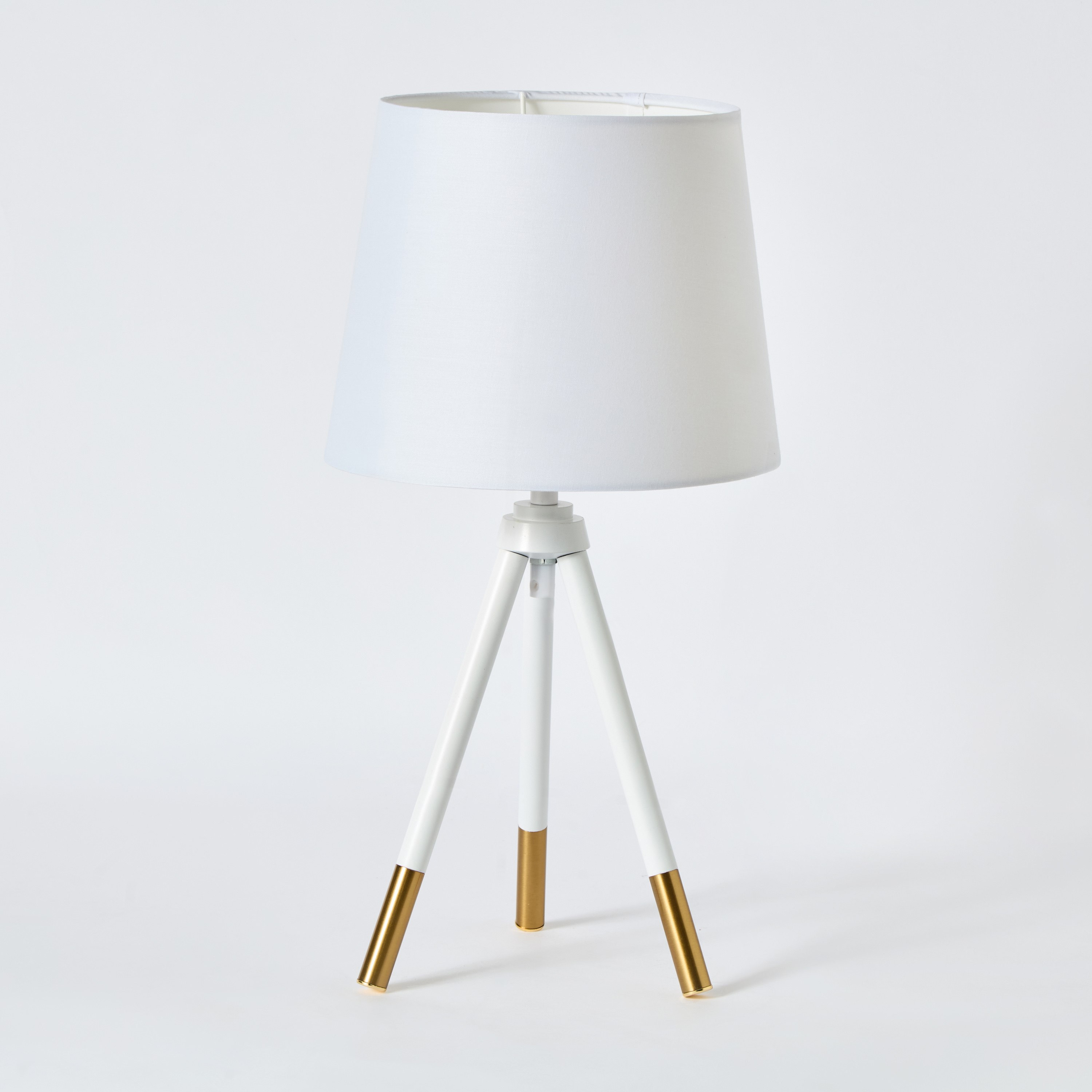 مصباح طاولة معدن ثلاثي القوائم من مارشيا- 23x43 سم-hbxlivingroom-lighting-tablelamps-image-6