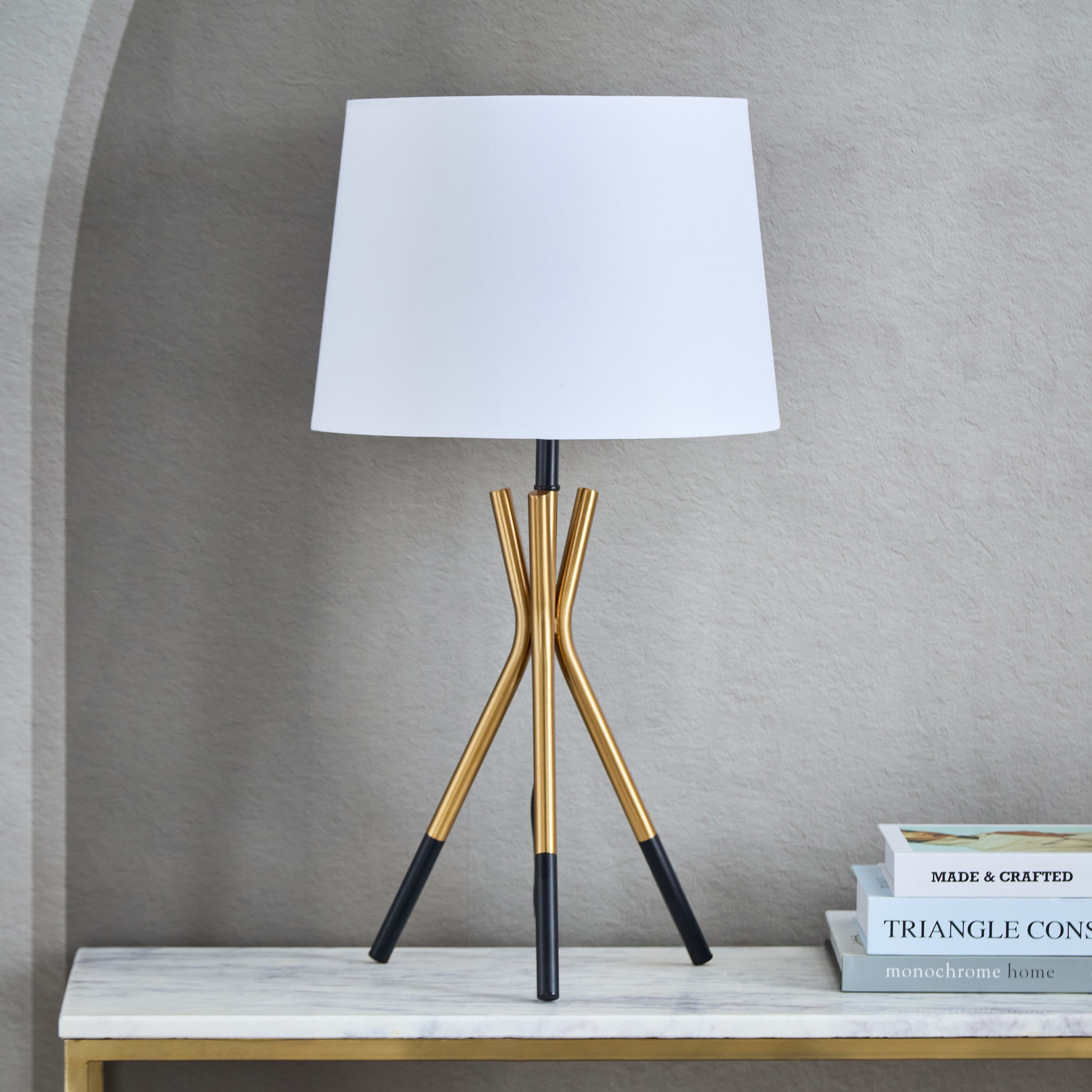 مصباح طاولة معدن ثلاثي القوائم من مارشيا - 33x61 سم-hbxlivingroom-lighting-tablelamps-image-1