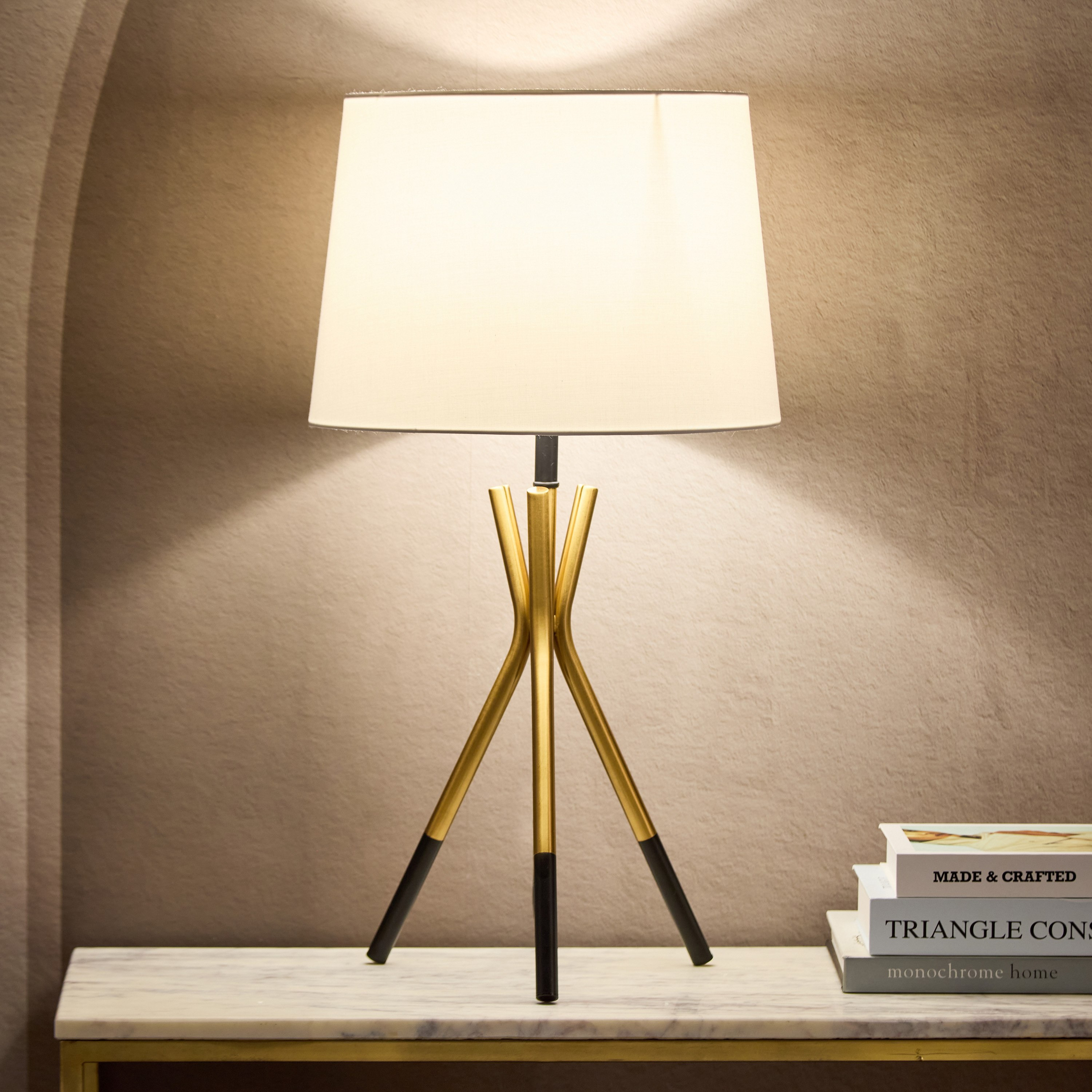 مصباح طاولة معدن ثلاثي القوائم من مارشيا - 33x61 سم-hbxlivingroom-lighting-tablelamps-image-2