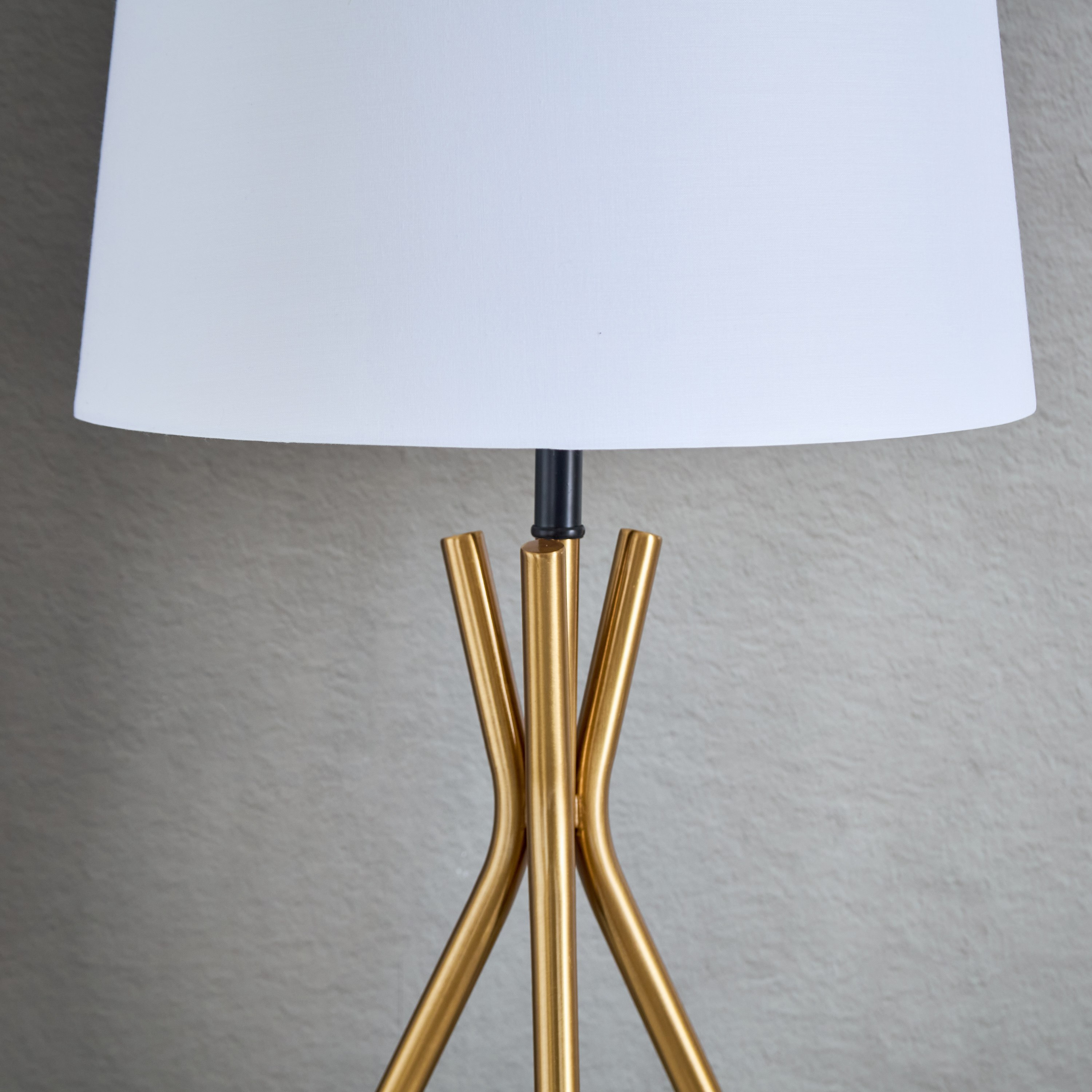 مصباح طاولة معدن ثلاثي القوائم من مارشيا - 33x61 سم-hbxlivingroom-lighting-tablelamps-image-3
