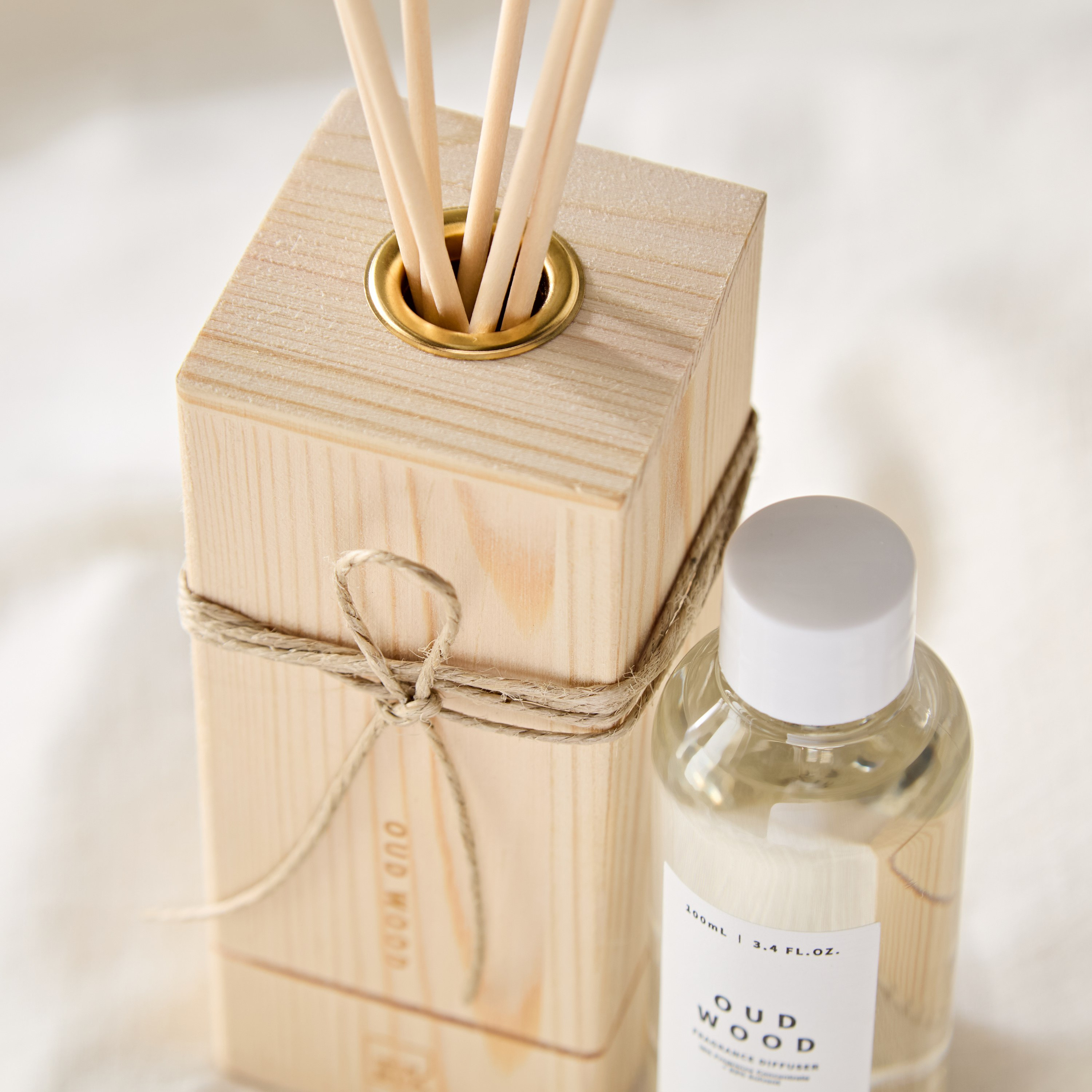 طقم هدايا خشب العود في صندوق خشبي من إيدين-hbxbedroom-homefragrance-diffusers-image-2