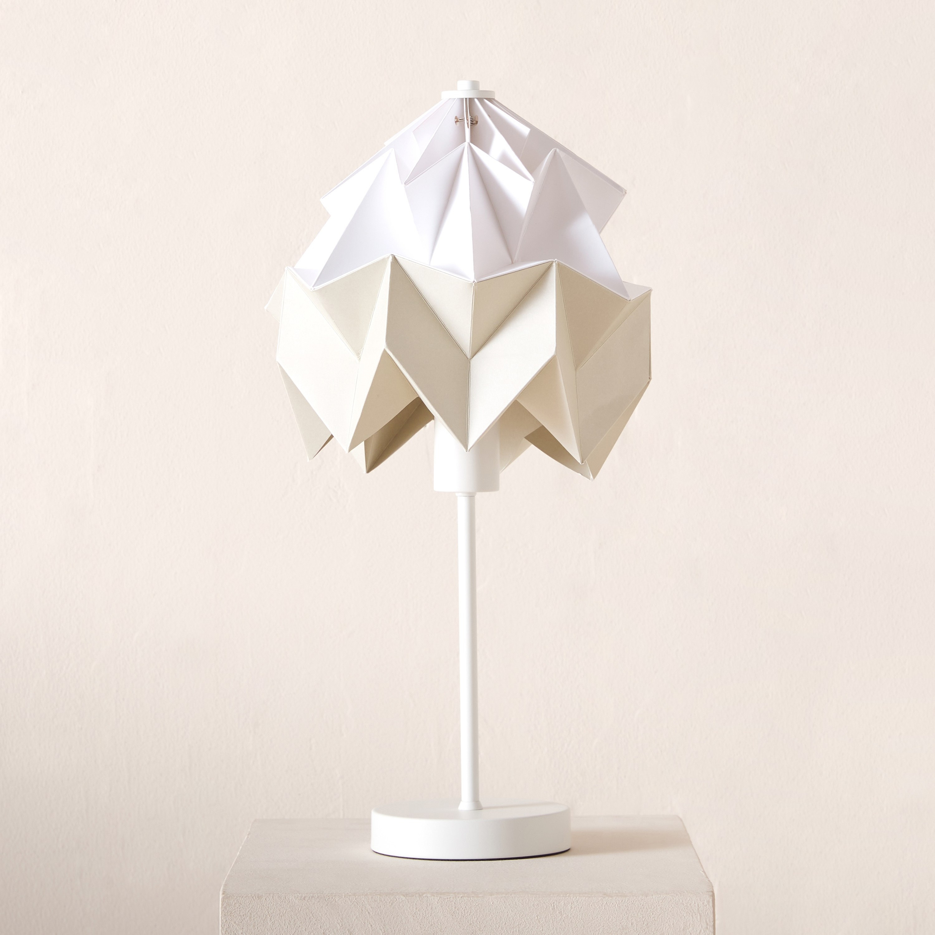 مصباح طاولة بقاعدة معدن وغطاء ورقي من تاشا - 25x42 سم-hbxbedroom-lighting-tablelamps-image-1