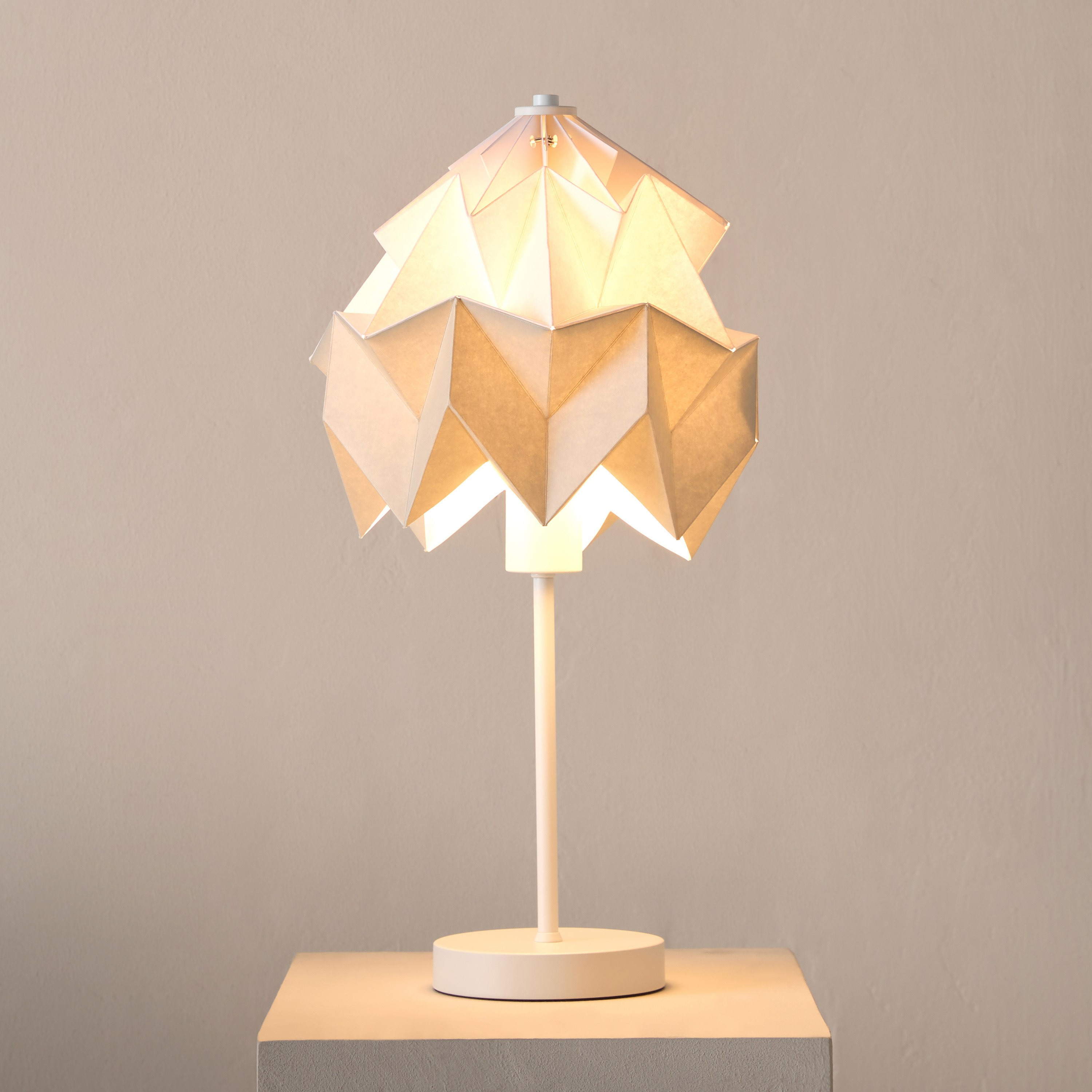 مصباح طاولة بقاعدة معدن وغطاء ورقي من تاشا - 25x42 سم-hbxbedroom-lighting-tablelamps-image-2