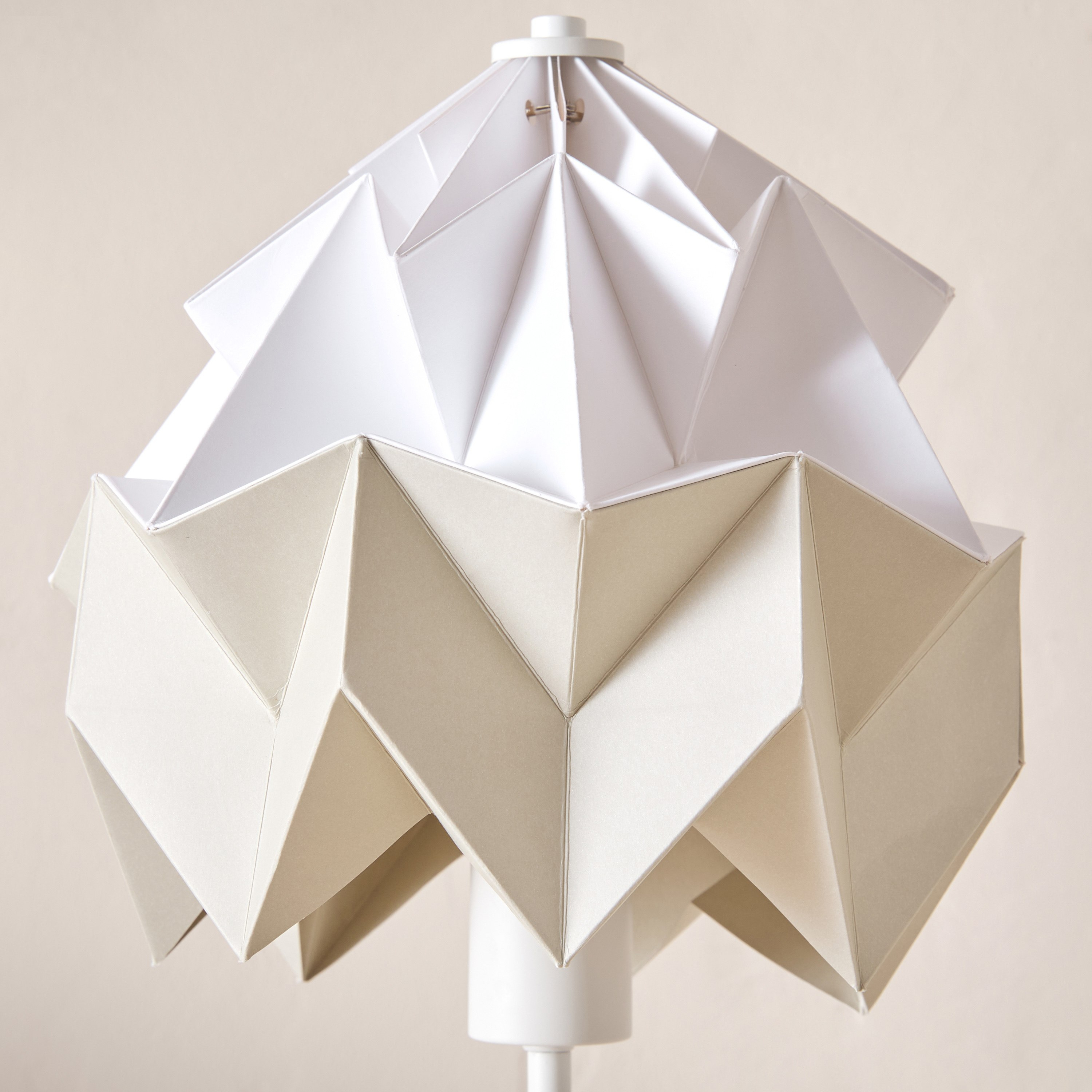 مصباح طاولة بقاعدة معدن وغطاء ورقي من تاشا - 25x42 سم-hbxbedroom-lighting-tablelamps-image-3