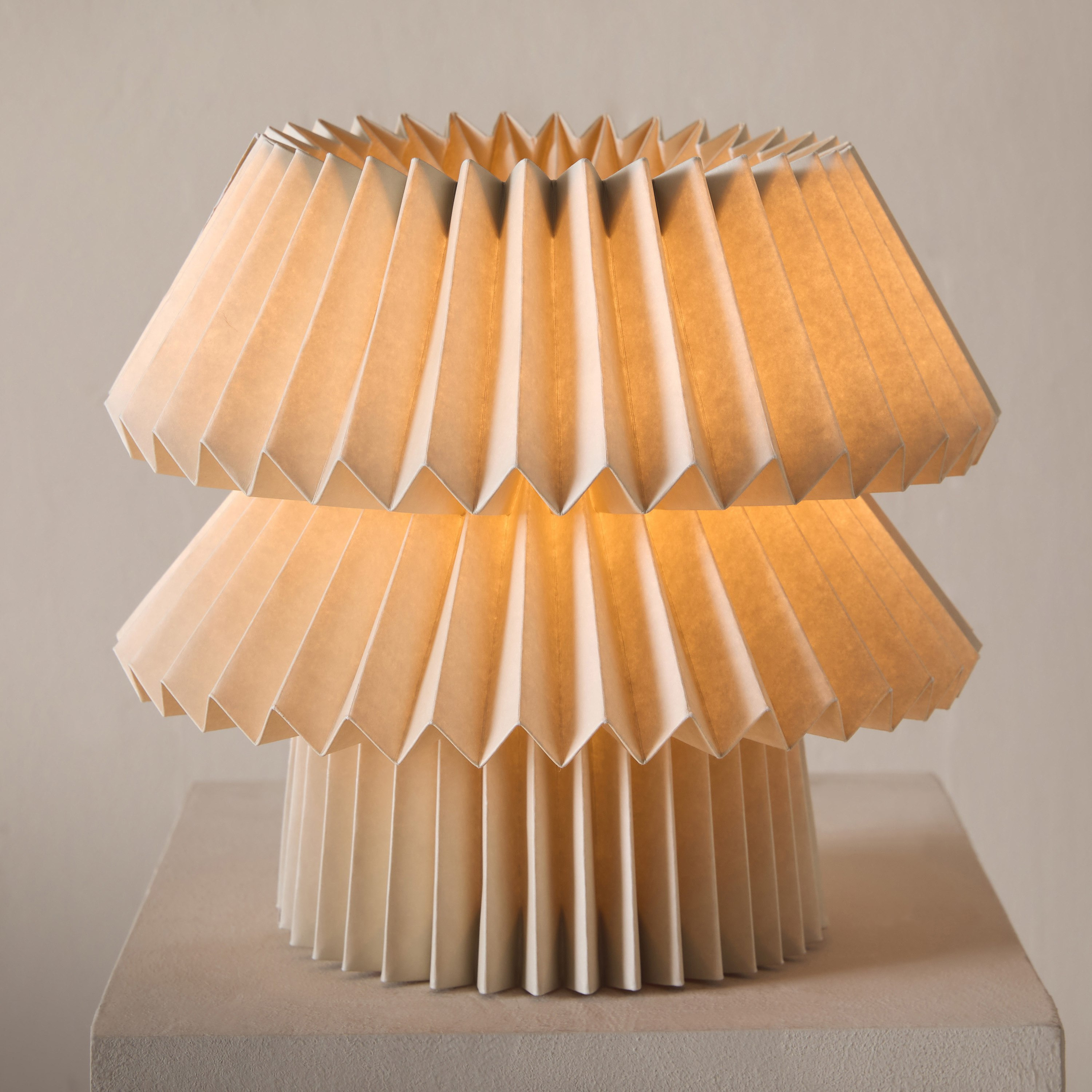 مصباح طاولة إي 27 بغطاء ورقي من تاشا- 30.5 × 31 سم-hbxbedroom-lighting-tablelamps-image-2