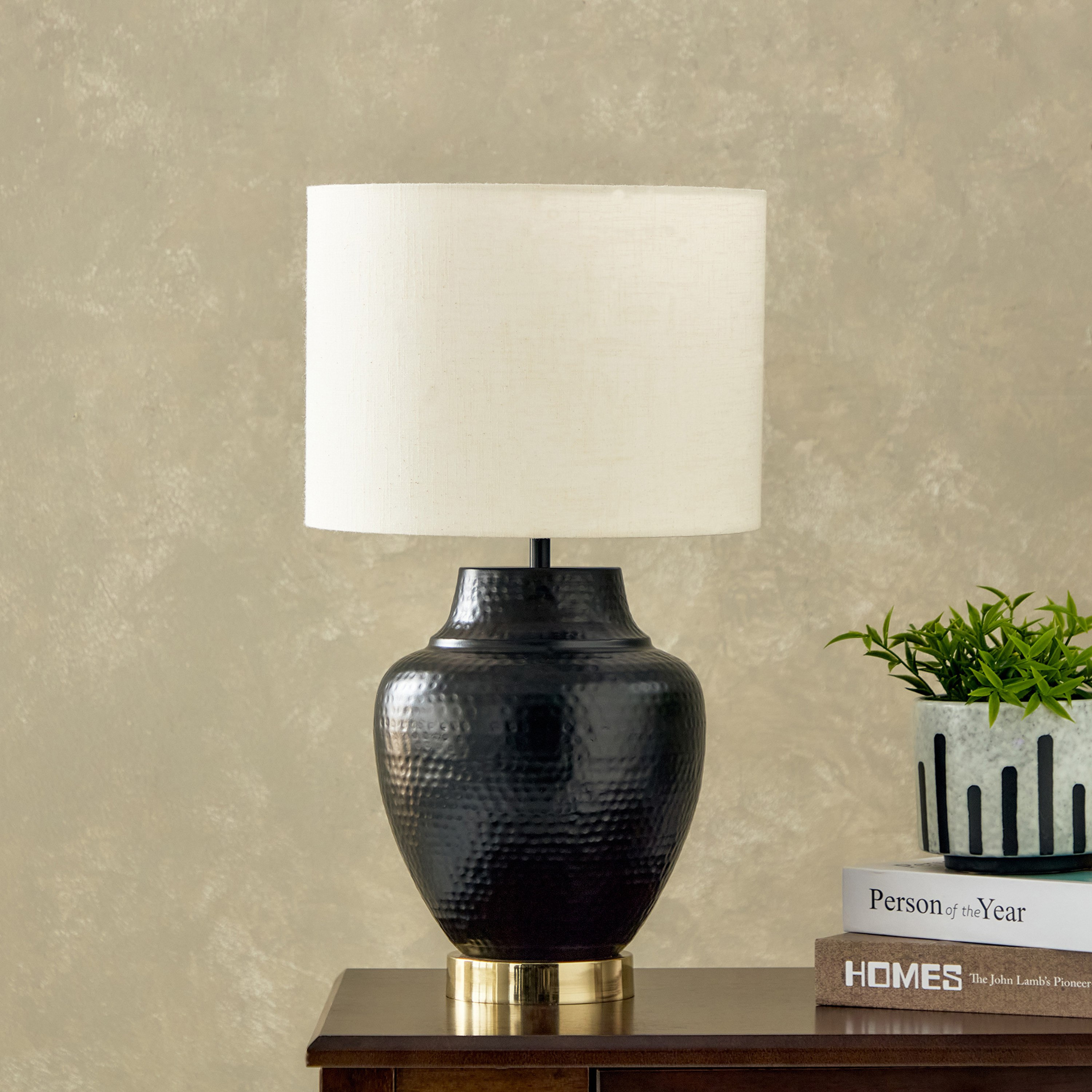 مصباح طاولة بقاعدة معدنية وغطاء من كينجستون - 53 سم-hbxbedroom-lighting-tablelamps-image-1