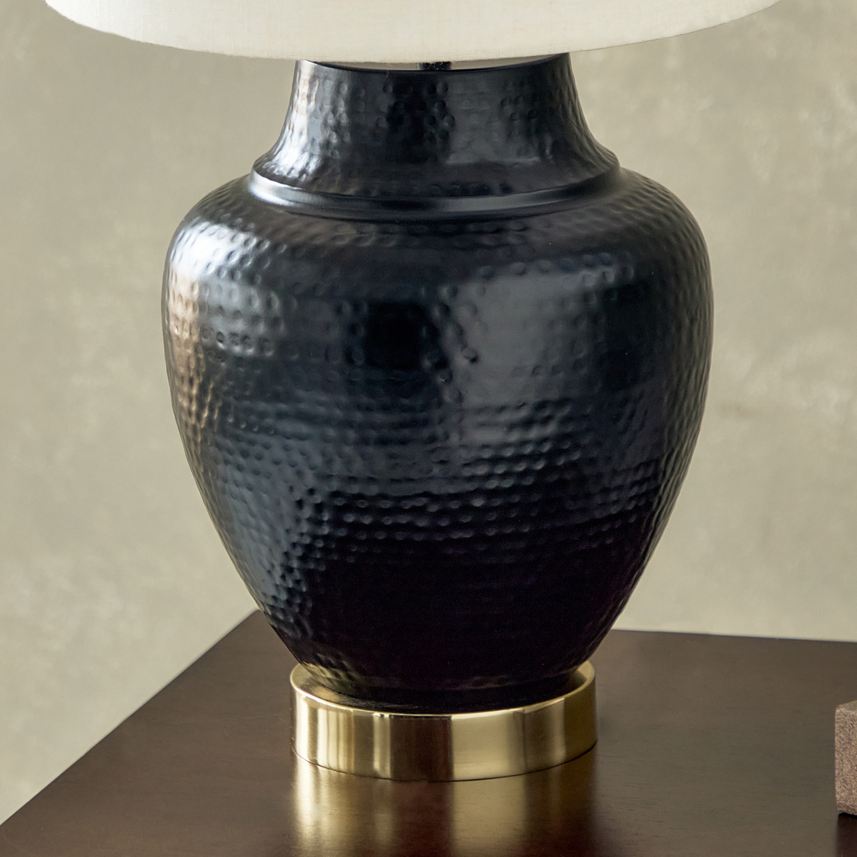 مصباح طاولة بقاعدة معدنية وغطاء من كينجستون - 53 سم-hbxbedroom-lighting-tablelamps-image-3