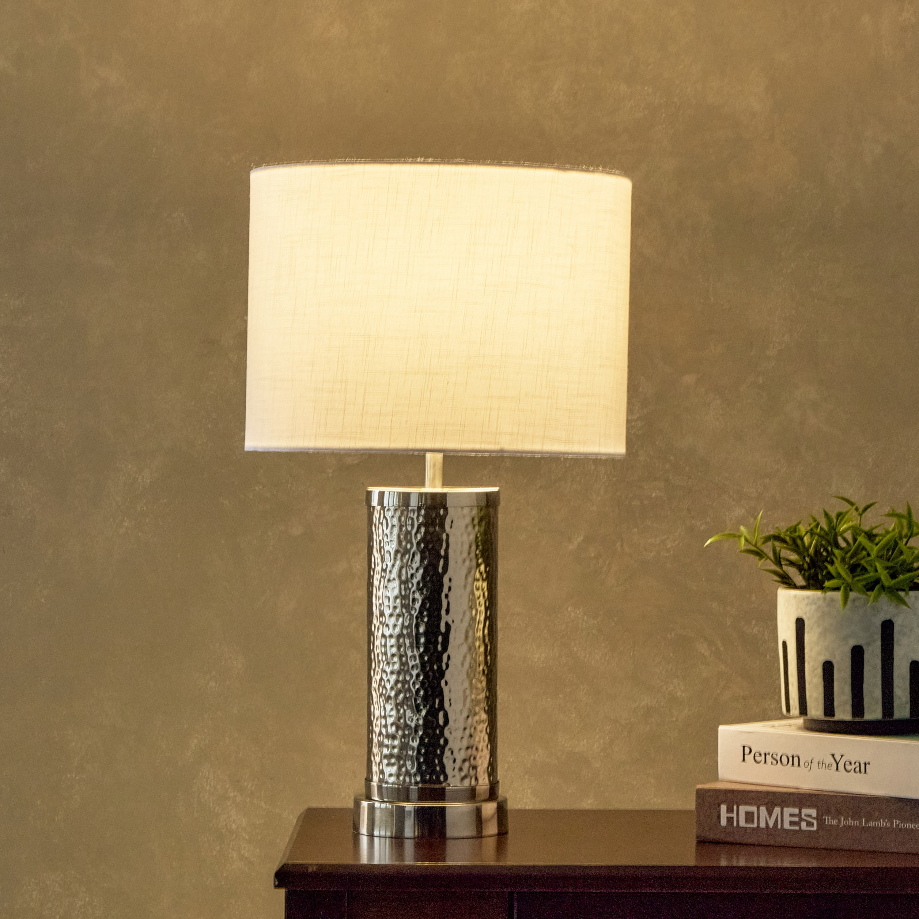 مصباح طاولة أسطواني بقاعدة معدنية مطروقة وغطاء من كينجستون- 53 سم-hbxbedroom-lighting-tablelamps-image-2