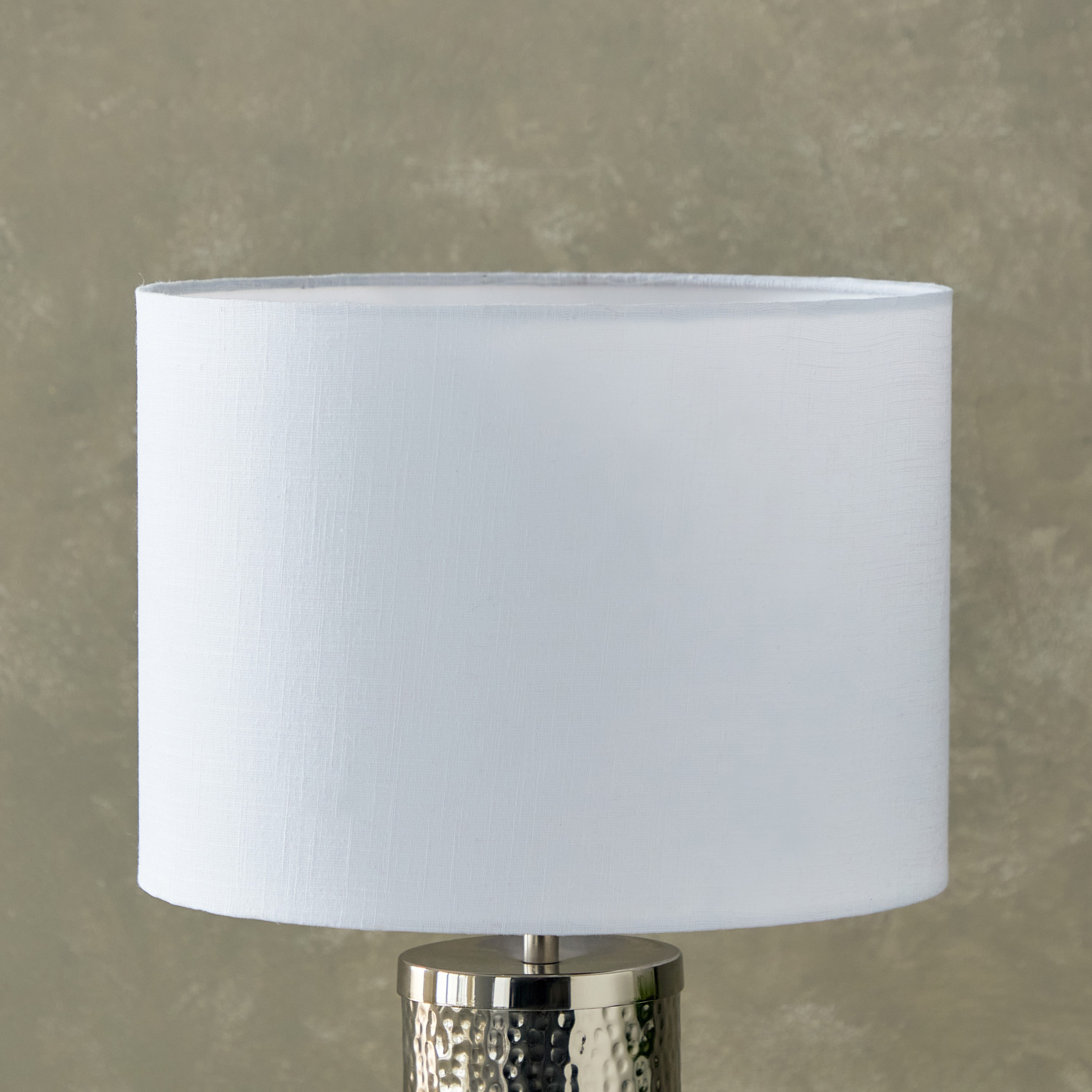مصباح طاولة أسطواني بقاعدة معدنية مطروقة وغطاء من كينجستون- 53 سم-hbxbedroom-lighting-tablelamps-image-4