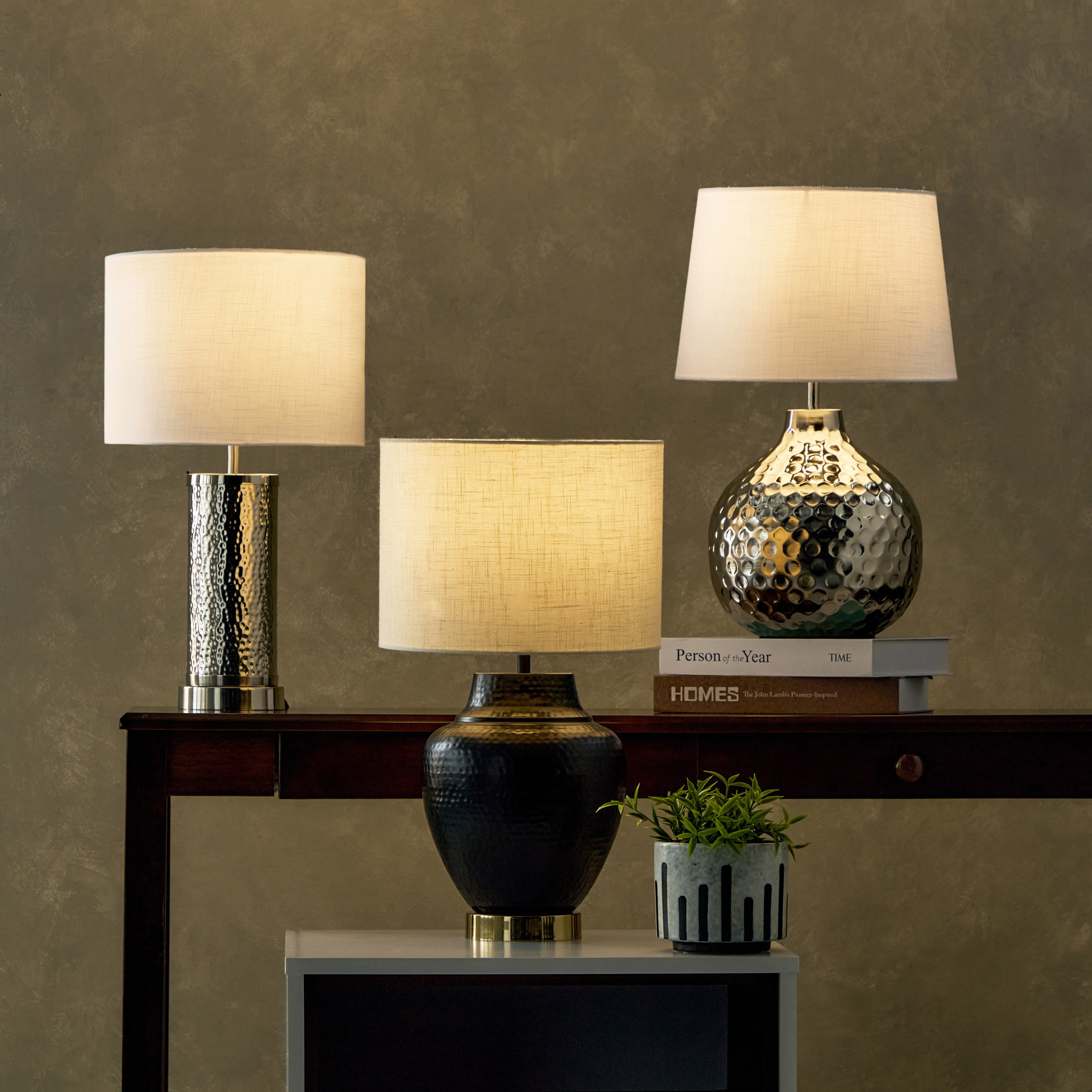 مصباح طاولة أسطواني بقاعدة معدنية مطروقة وغطاء من كينجستون- 53 سم-hbxbedroom-lighting-tablelamps-image-5