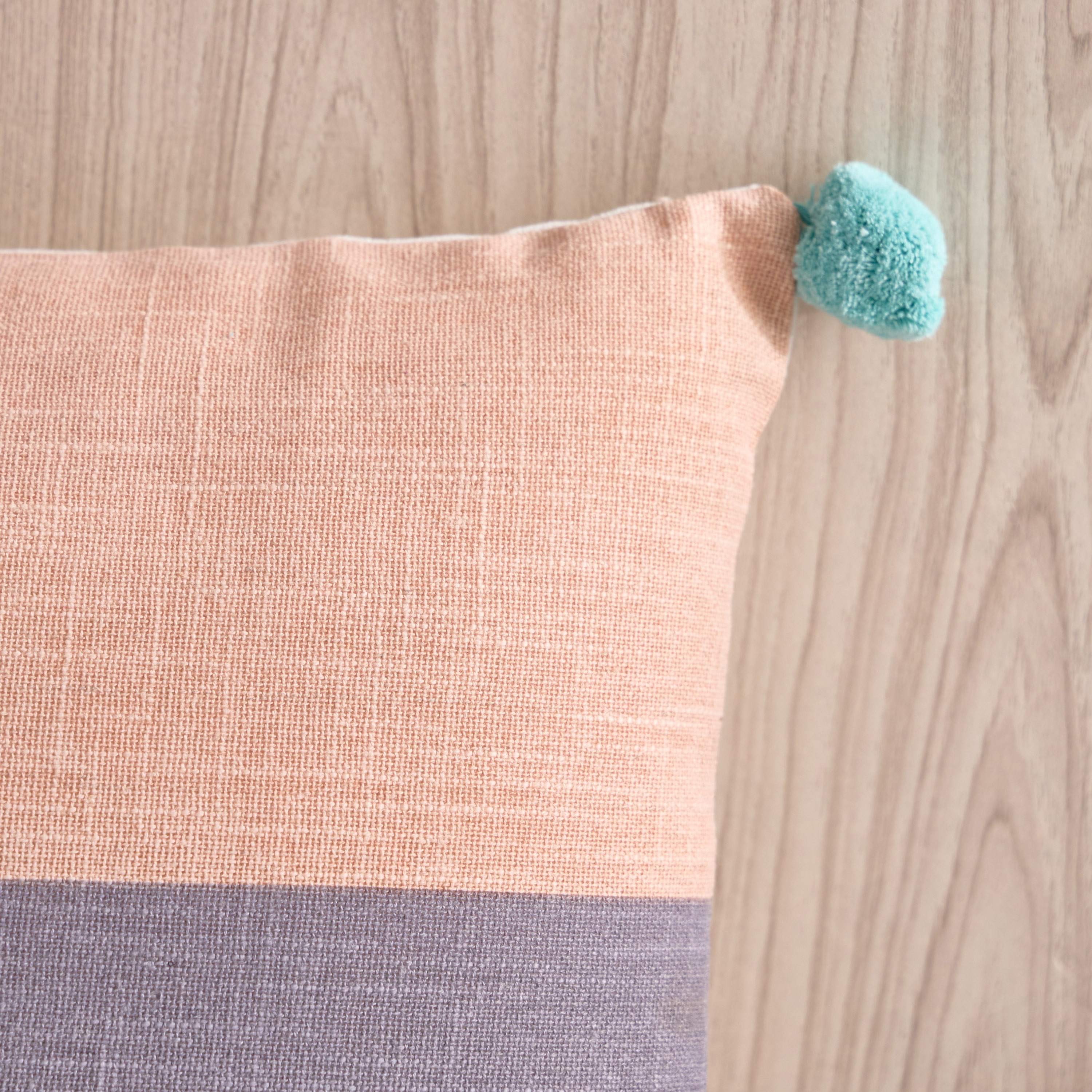 وسادة قطن محشوة بطبعات قوالب ملونة وكرات بوم بوم من بلاي لاند - 30x50 سم-hbxhomeware-hbxkidsandyouth-image-2