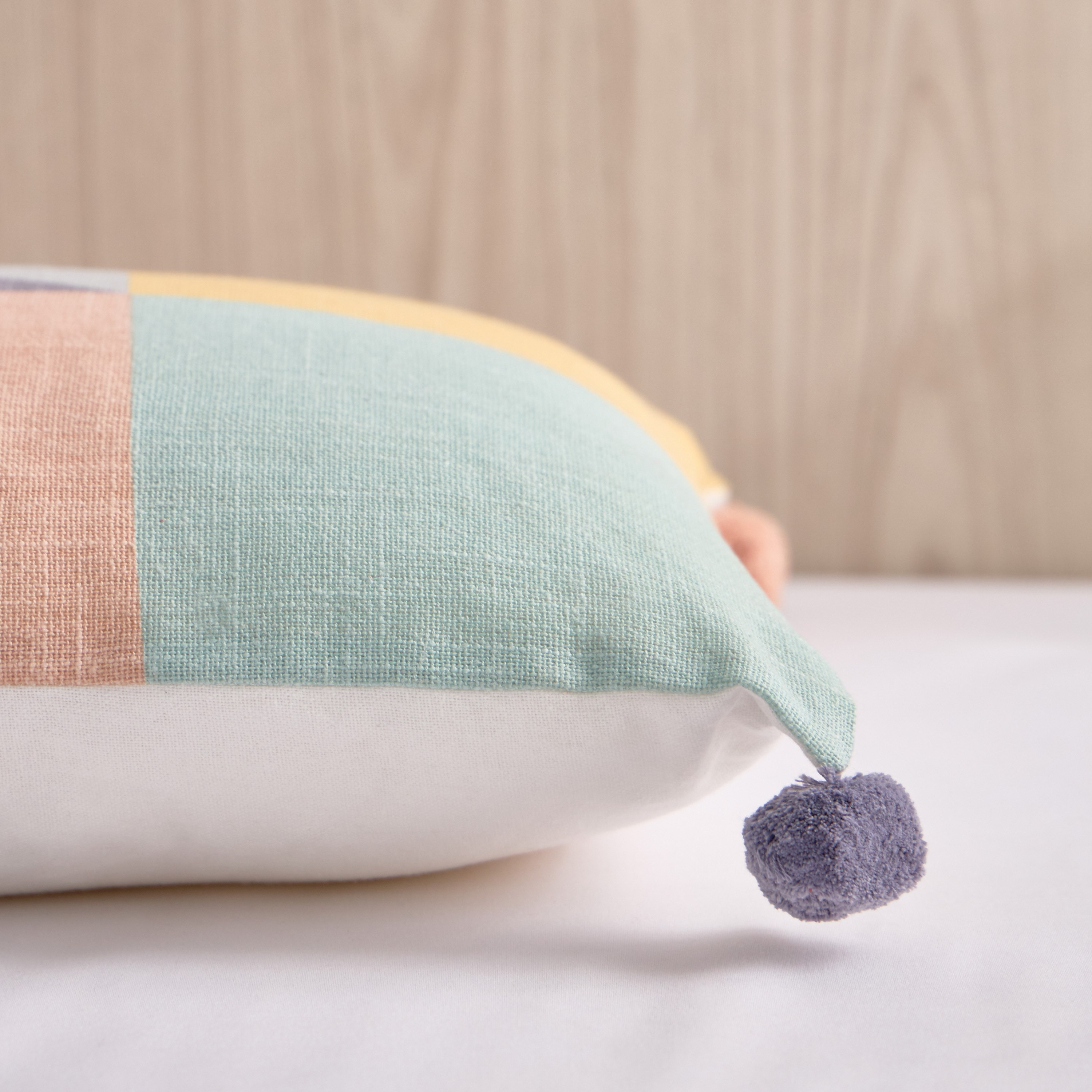 وسادة قطن محشوة بطبعات قوالب ملونة وكرات بوم بوم من بلاي لاند - 30x50 سم-hbxhomeware-hbxkidsandyouth-image-3