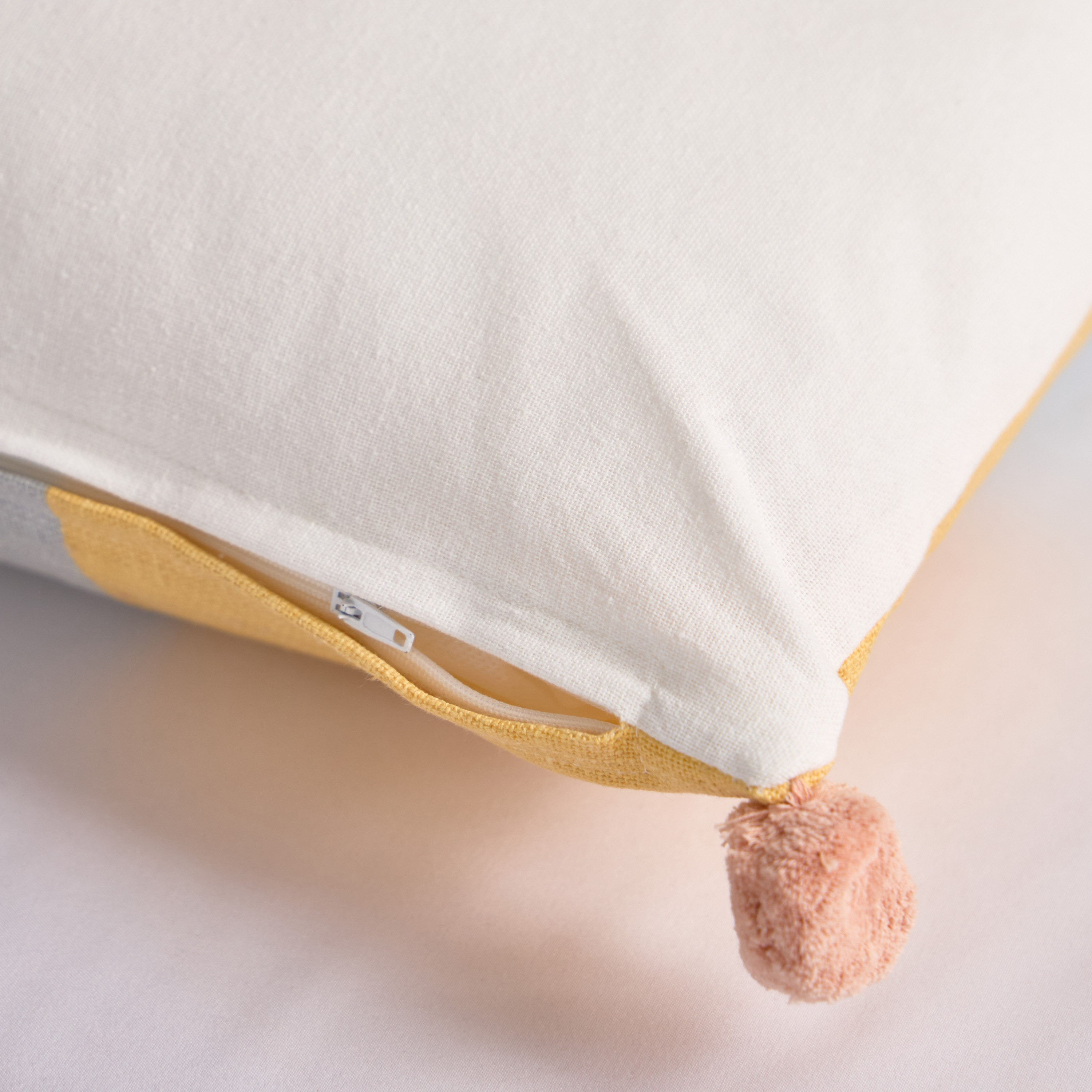وسادة قطن محشوة بطبعات قوالب ملونة وكرات بوم بوم من بلاي لاند - 30x50 سم-hbxhomeware-hbxkidsandyouth-image-4