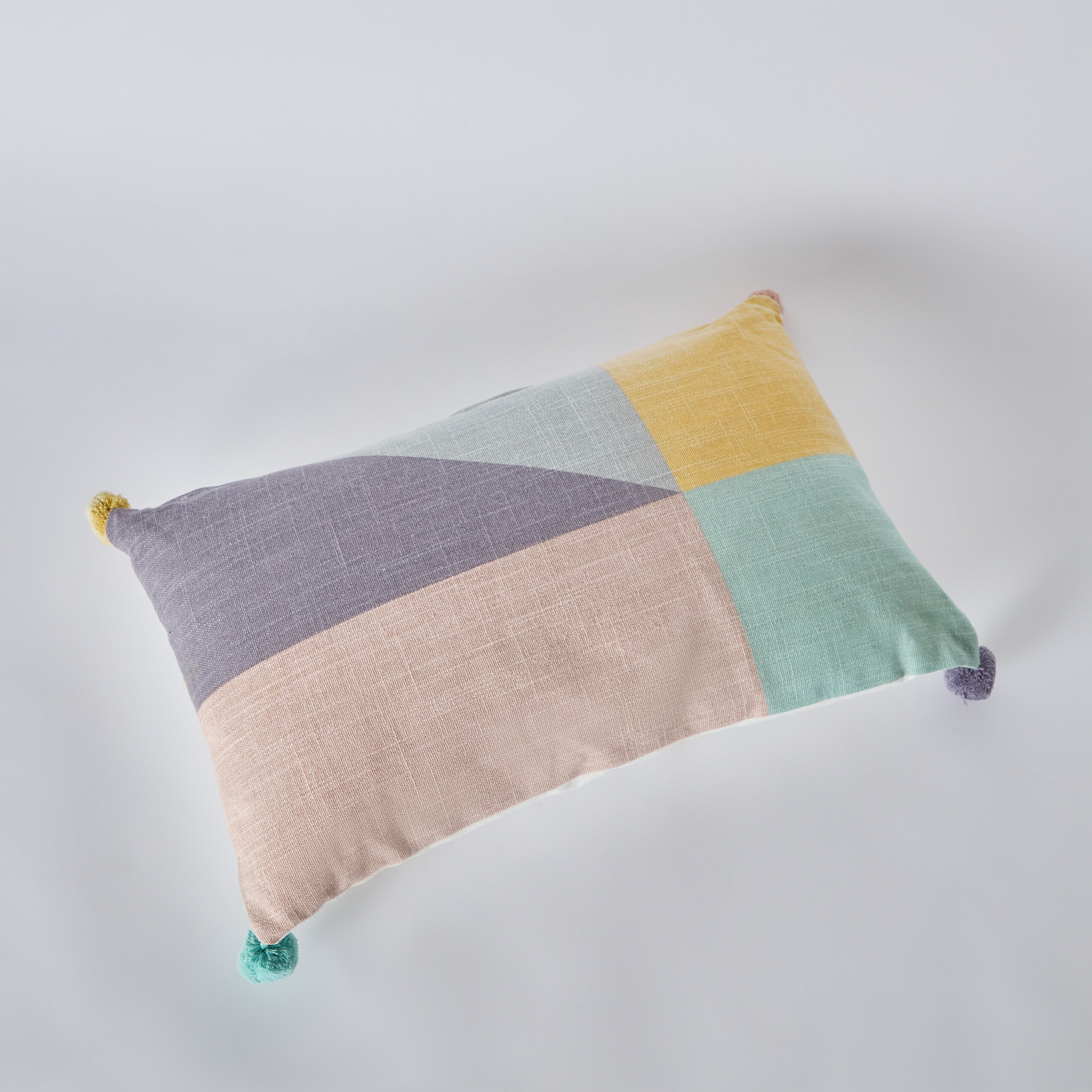وسادة قطن محشوة بطبعات قوالب ملونة وكرات بوم بوم من بلاي لاند - 30x50 سم-hbxhomeware-hbxkidsandyouth-image-6