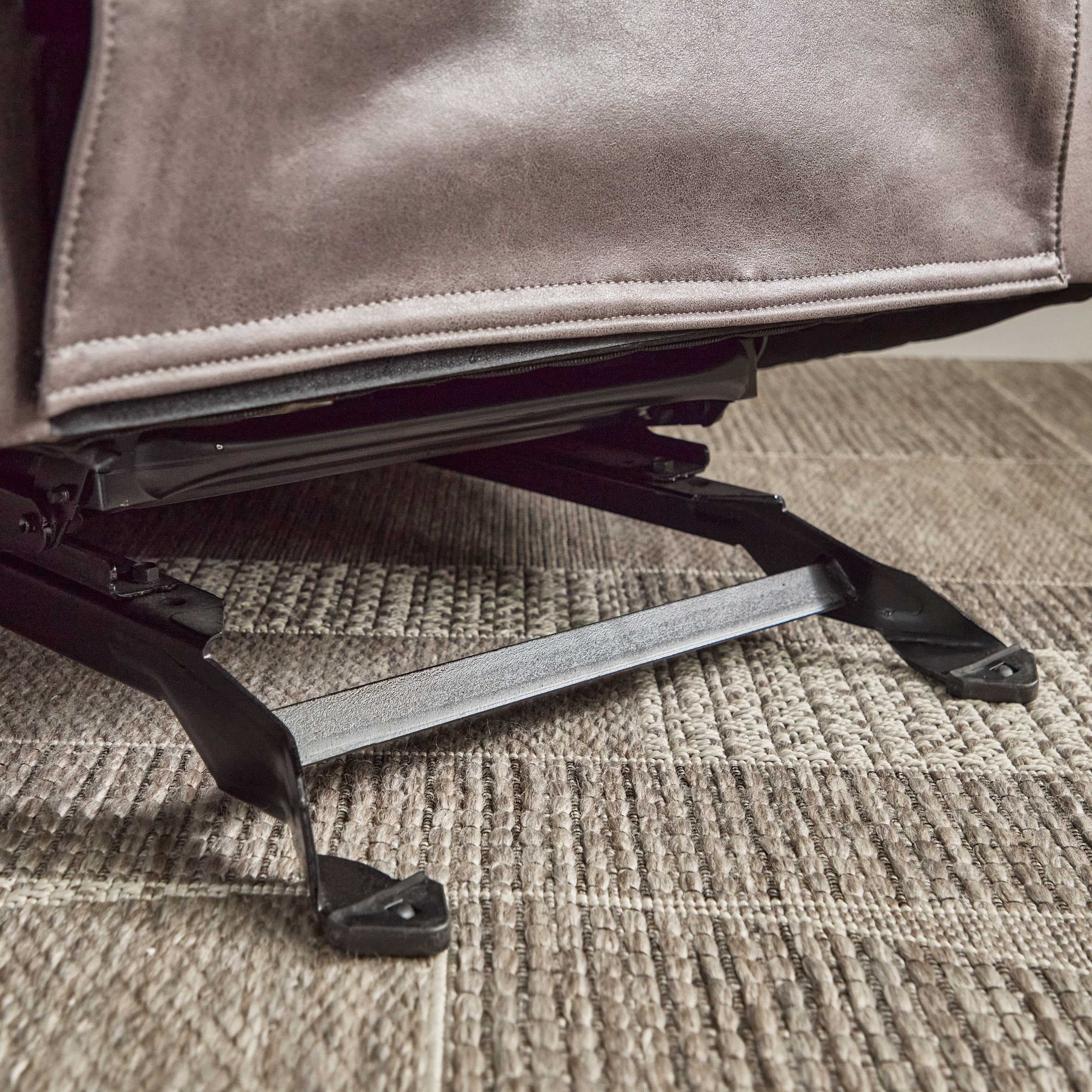 كرسي استرخاء هزاز قماش بمظهر جلد وذراعين مع حاملي أكواب ومنفذ يو إس بي من ملاوي-hbxfurniture-sofasandarmchairs-reclinersofas-image-10