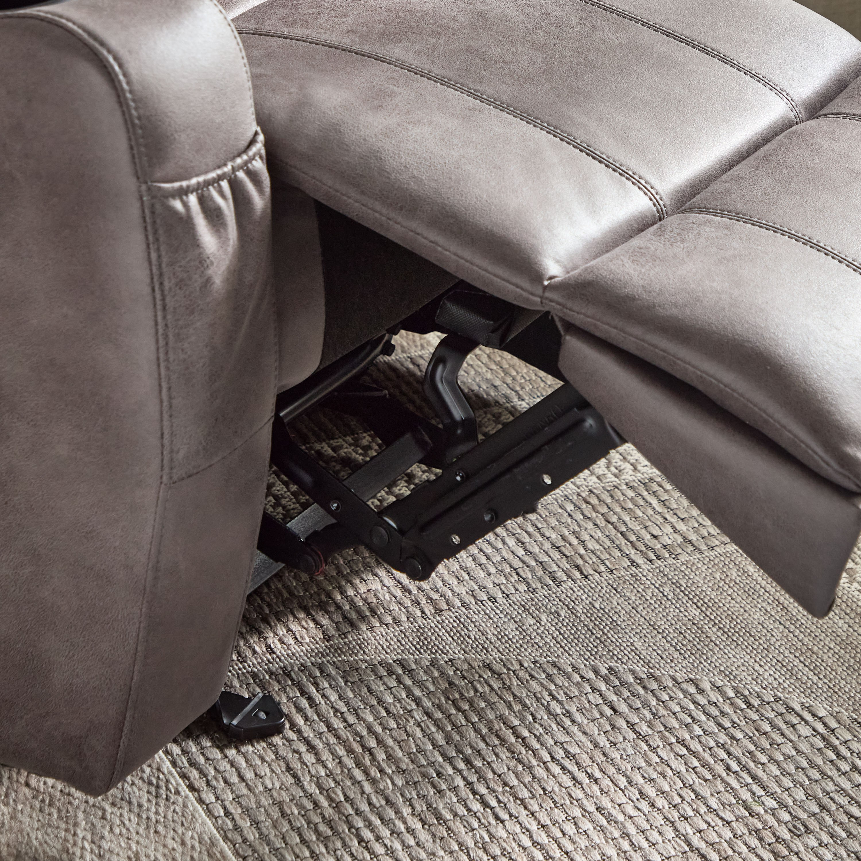 كرسي استرخاء هزاز قماش بمظهر جلد وذراعين مع حاملي أكواب ومنفذ يو إس بي من ملاوي-hbxfurniture-sofasandarmchairs-reclinersofas-image-9