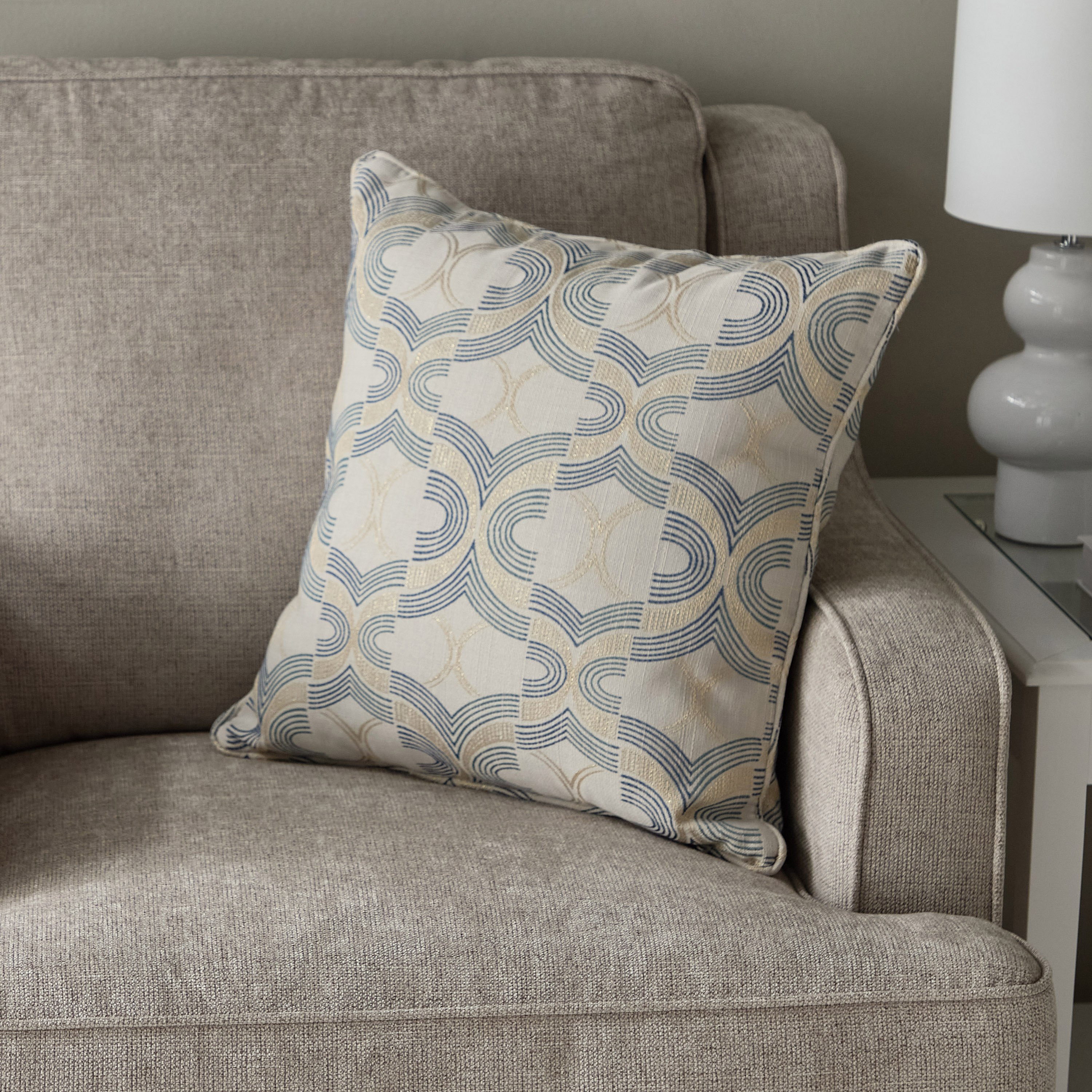 كرسي قماشي بمساند ذراعين من أوروم-hbxlivingroom-sofasandarmchairs-sofas-image-6