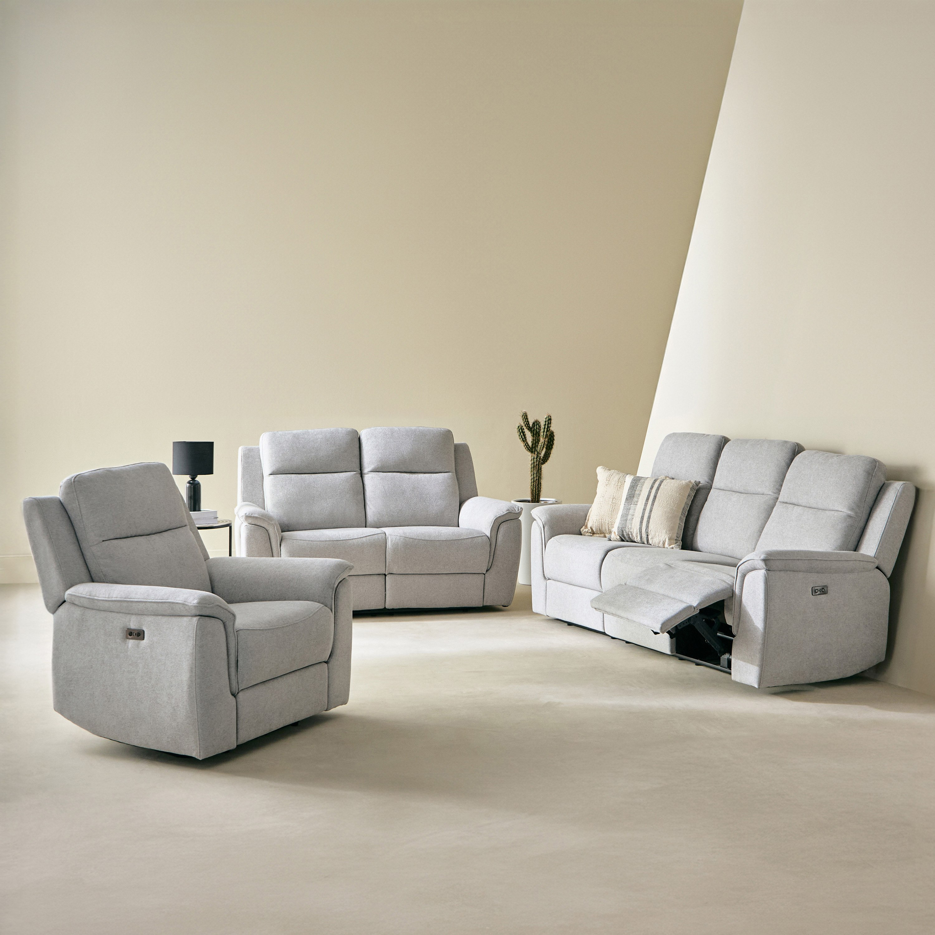 كرسي استرخاء قماش بمساند ذراعين قابل للضبط بالطاقة الكهربائية من بريتاني-hbxfurniture-sofasandarmchairs-reclinersofas-image-13