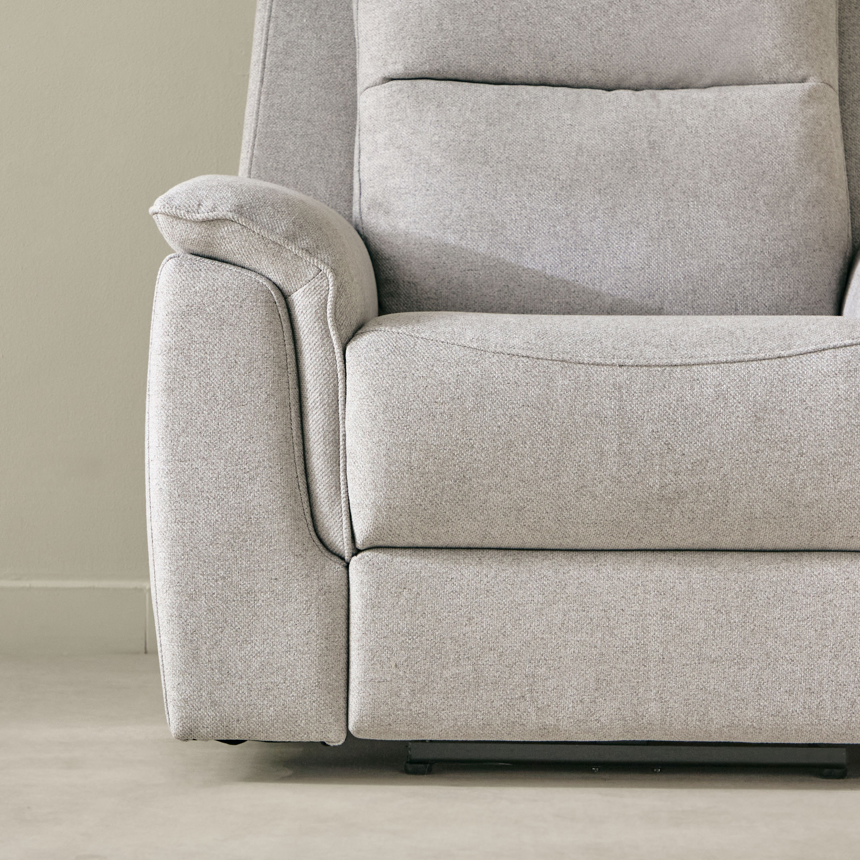 كرسي استرخاء قماش بمساند ذراعين قابل للضبط بالطاقة الكهربائية من بريتاني-hbxfurniture-sofasandarmchairs-reclinersofas-image-9