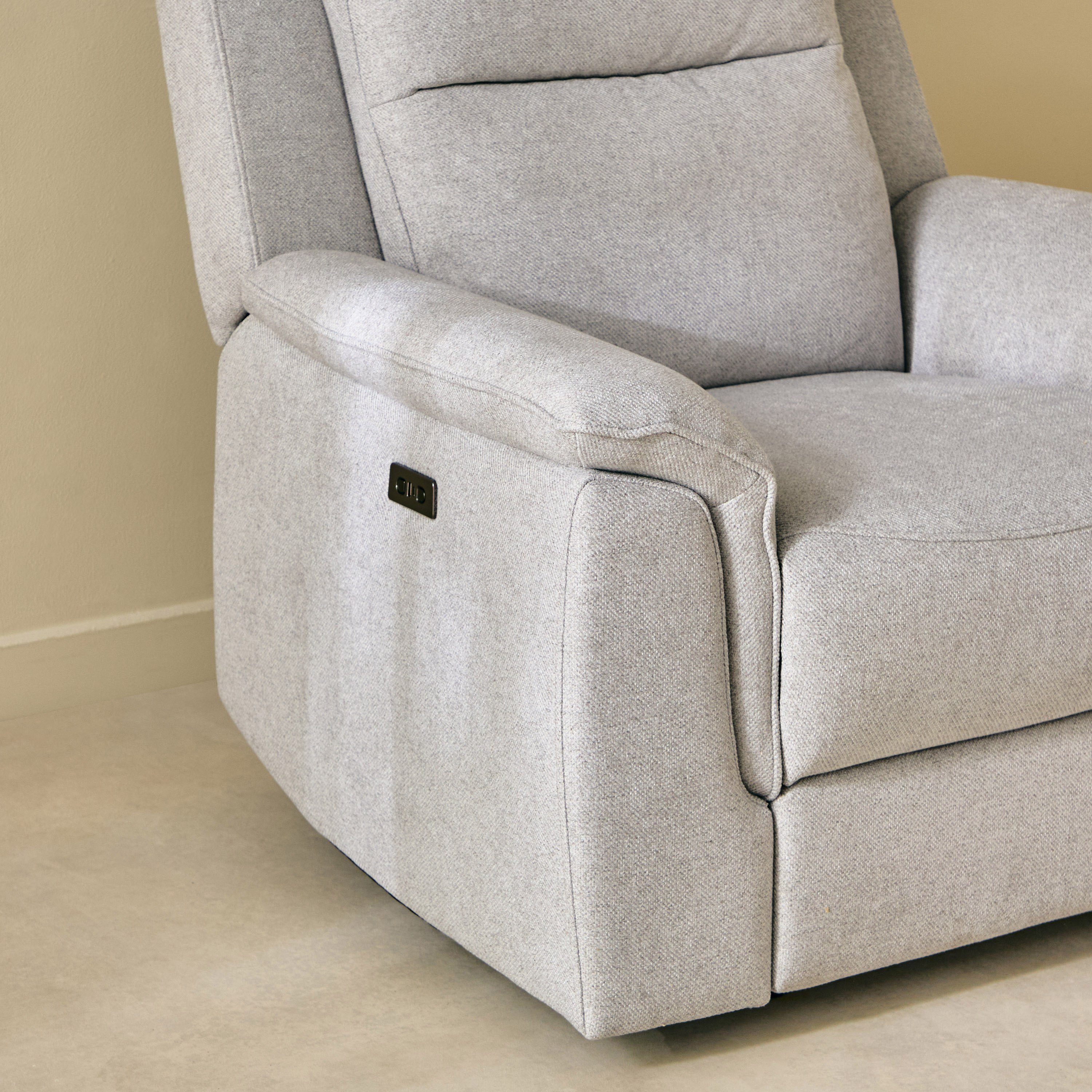 كرسي استرخاء قماش بمساند ذراعين قابل للضبط بالطاقة الكهربائية من بريتاني-hbxfurniture-sofasandarmchairs-reclinersofas-image-10