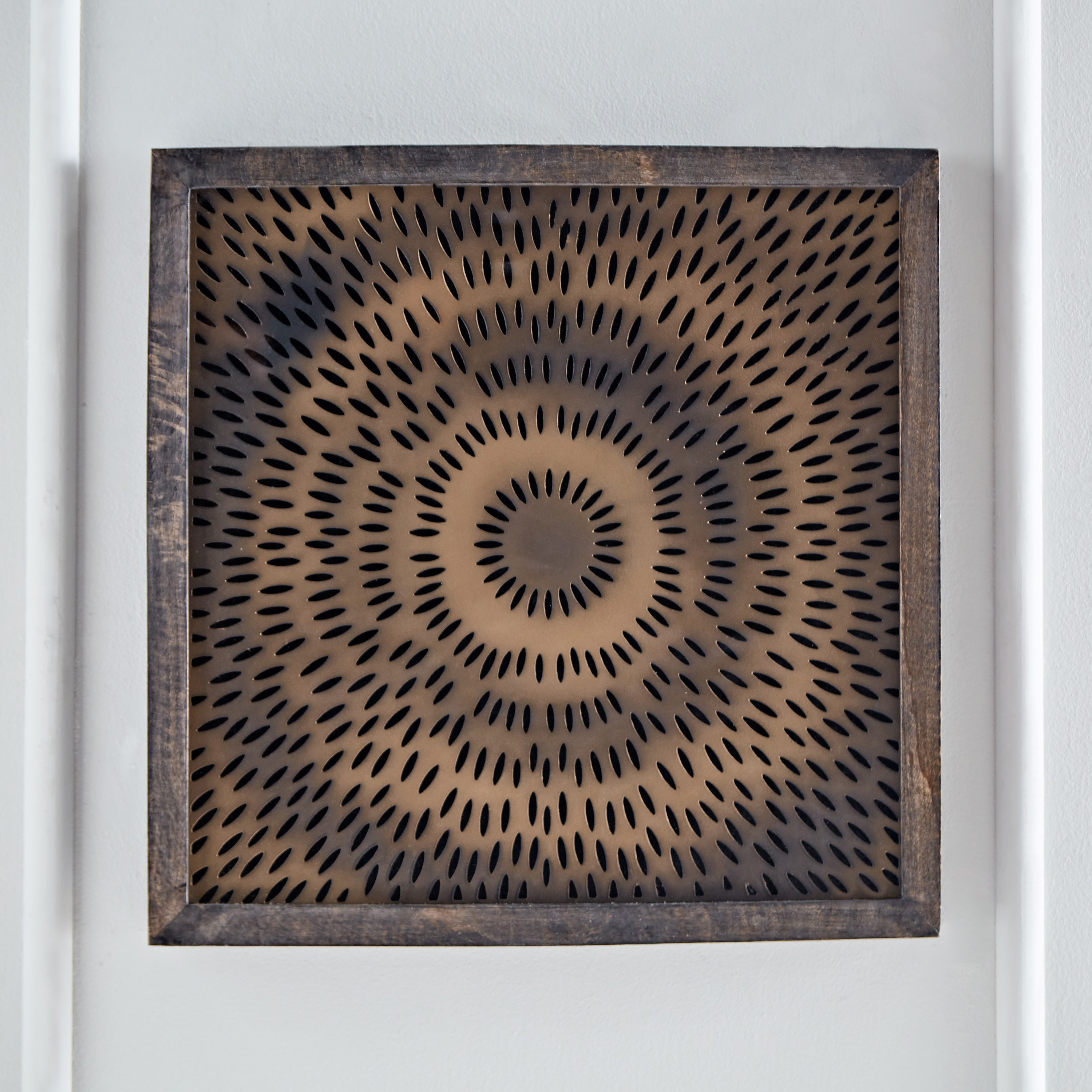 صندوق ظلال بفن معدني وإطار من خشب المانجو من إيلان- 48x48x6.5 سم-hbxlivingroom-walldecor-wallart-image-1