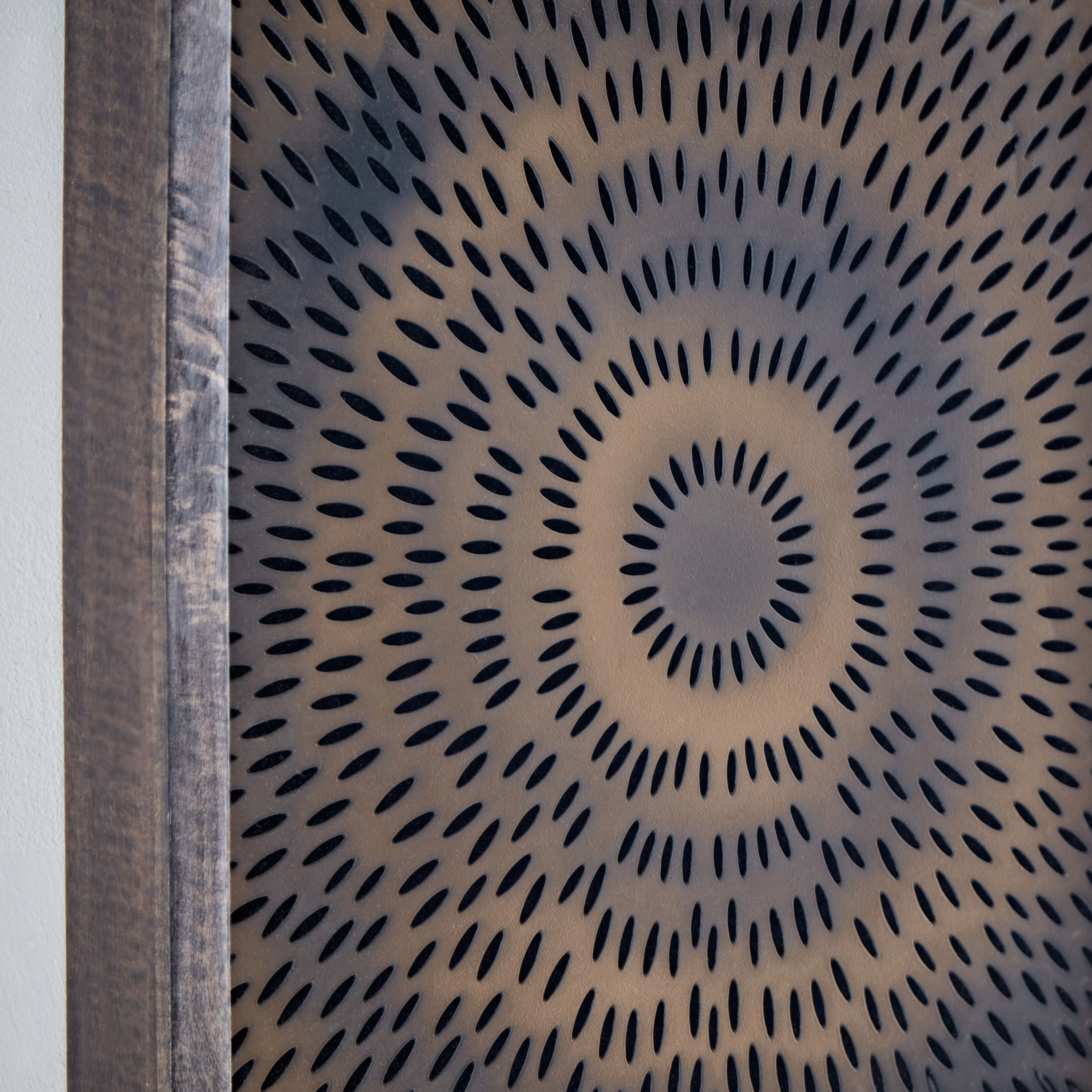 صندوق ظلال بفن معدني وإطار من خشب المانجو من إيلان- 48x48x6.5 سم-hbxlivingroom-walldecor-wallart-image-3