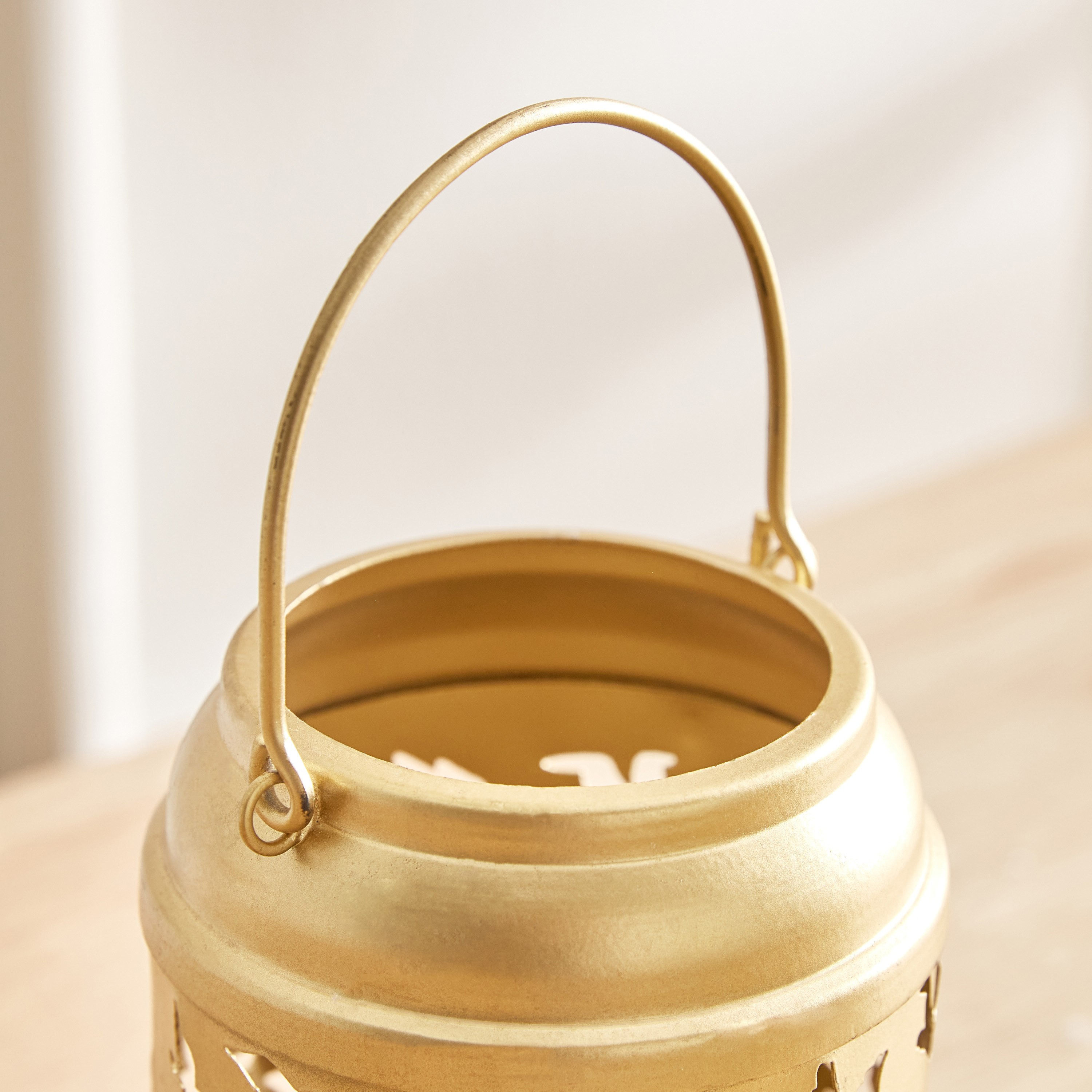فانوس معدن بتصاميم مفرغة من ليفين - 9x9x15 سم-hbxdecorandfurnishings-homeaccessories-lanterns-image-3