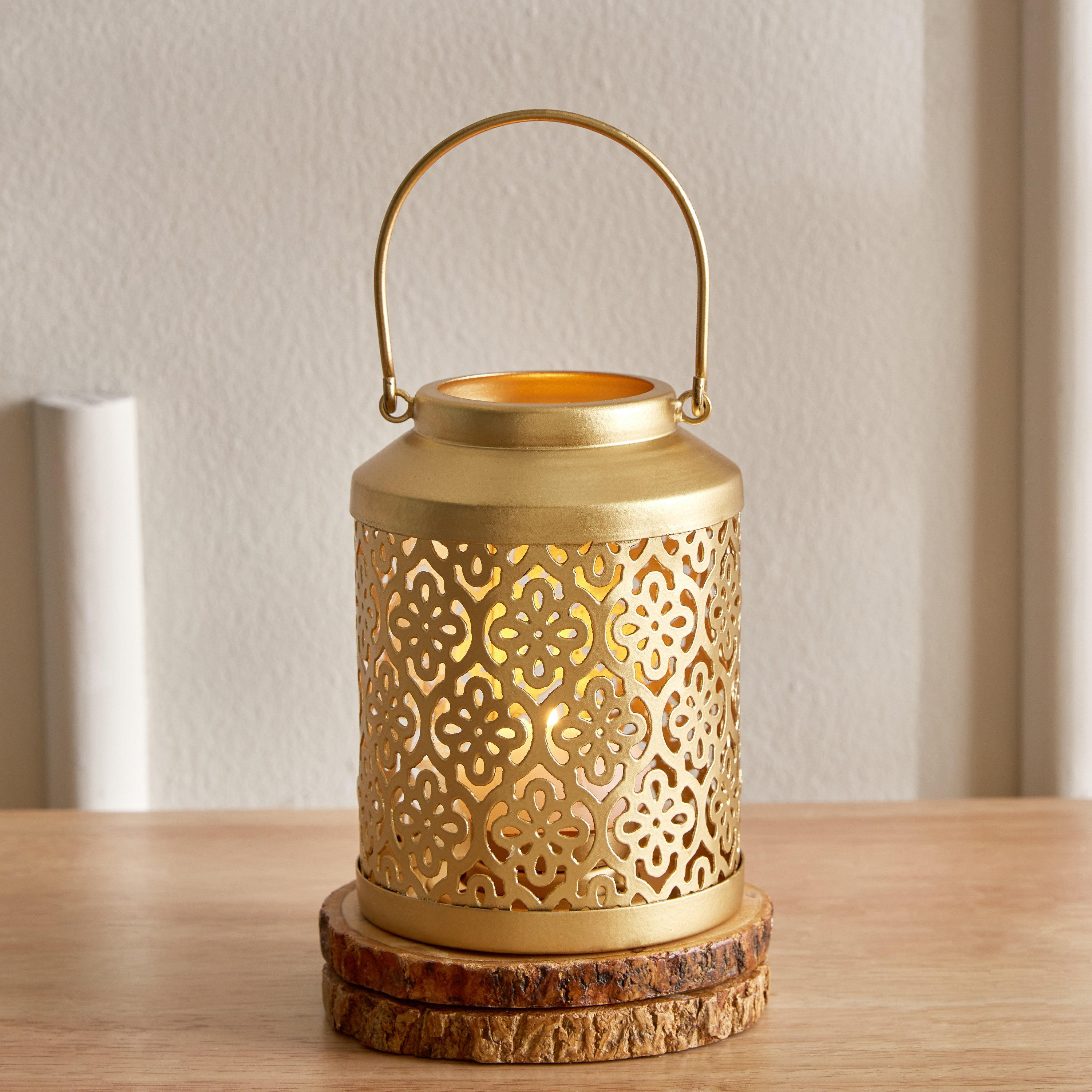 فانوس باروك معدن بتصاميم مفرغة من ليفين - 11x11x18 سم-hbxdecorandfurnishings-homeaccessories-lanterns-image-1