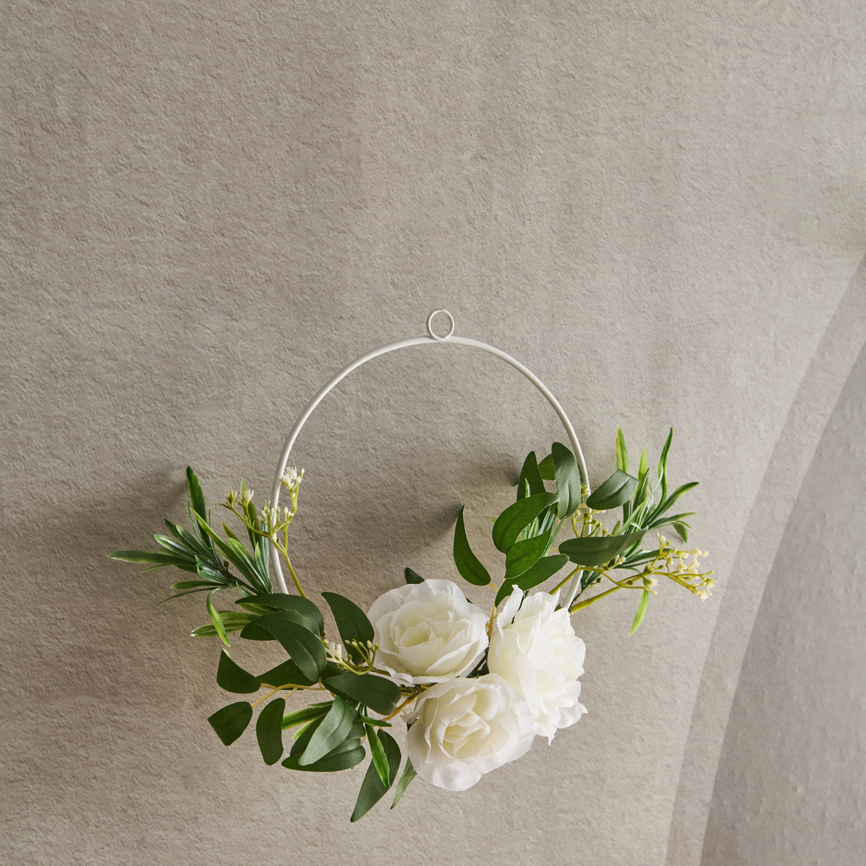 إكليل ورد معلق من سيرا - 30x6x30 سم-hbxdecorandfurnishings-homeaccessories-artificialflowersandplants-image-1