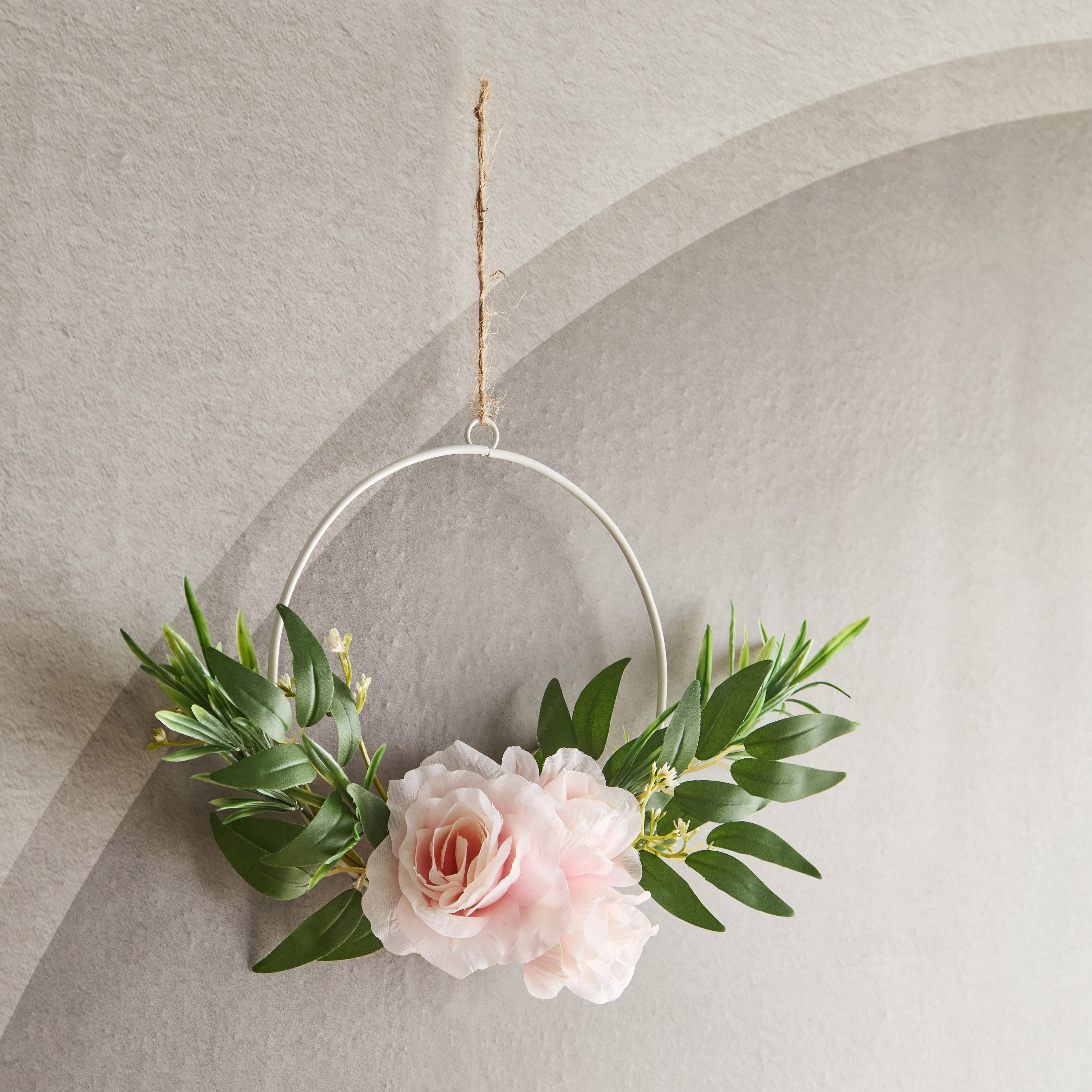 إكليل ورد معلق من سيرا - 30x6x30 سم-hbxdecorandfurnishings-homeaccessories-artificialflowersandplants-image-1