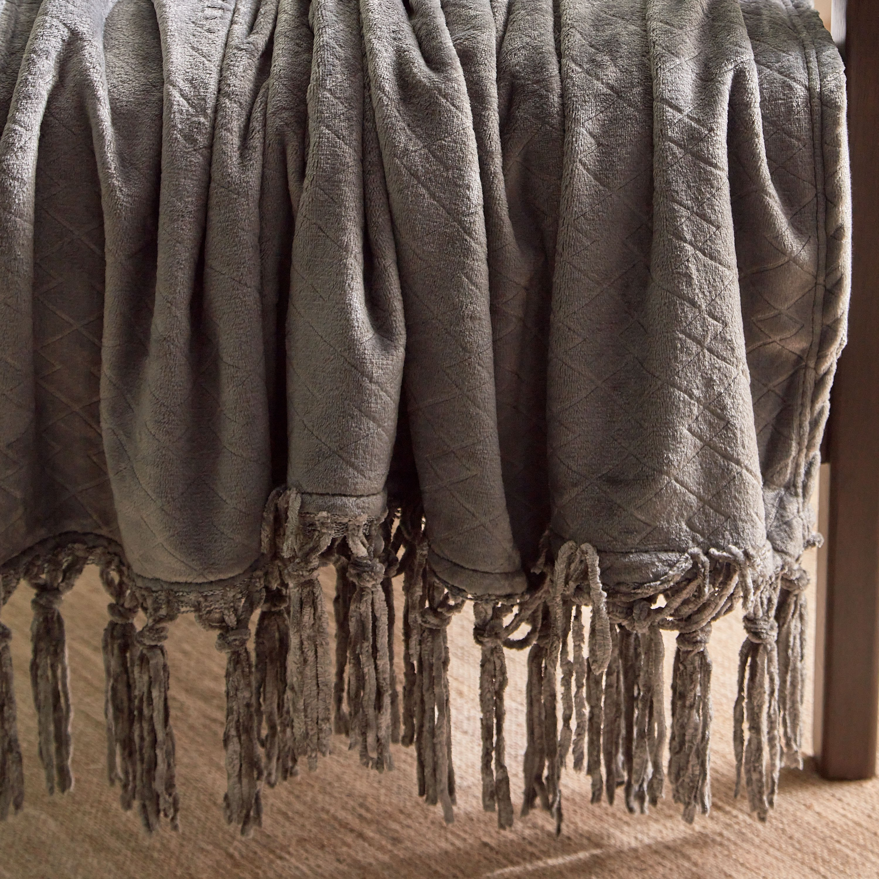 Lavish Diamond Embossed Throw - 130x180 cm-hbxhomeware-hbxbedroom-image-2