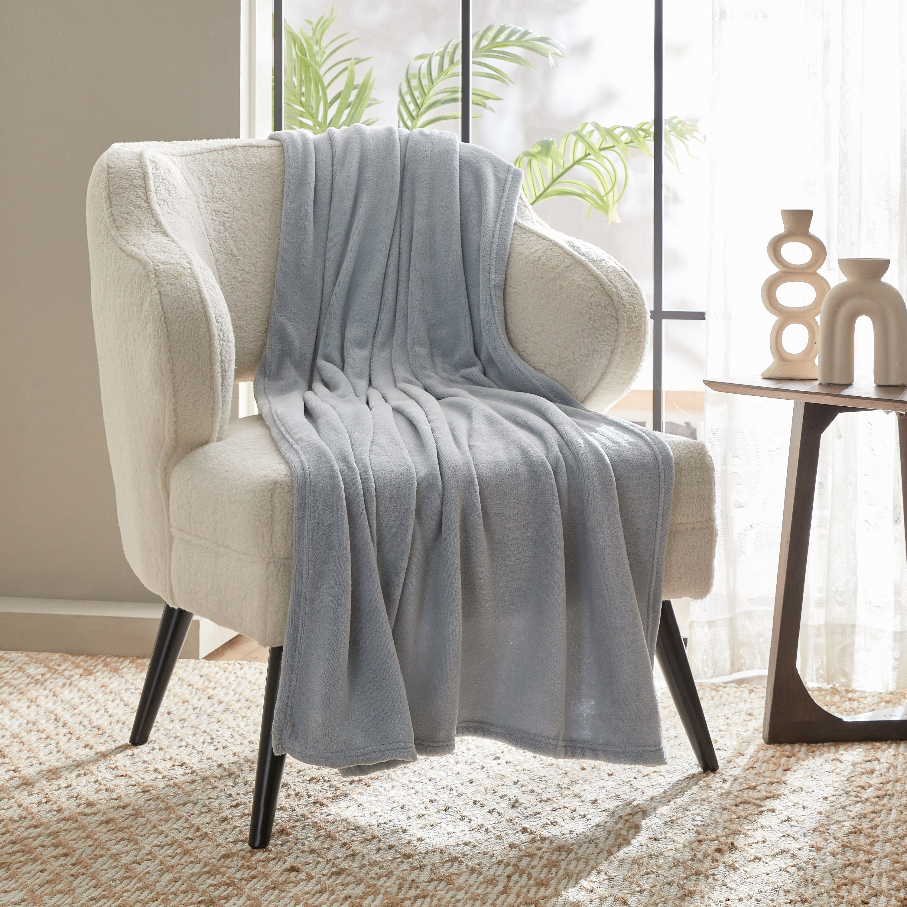 Ontario Solid Coral Fleece Throw - 120x170 cm-hbxhomeware-hbxbedroom-image-1