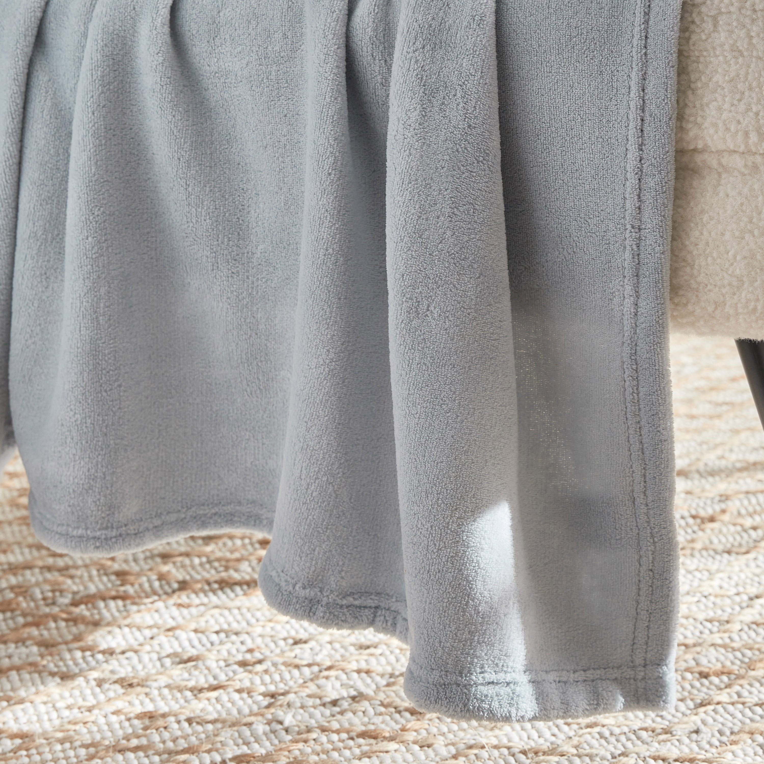 Ontario Solid Coral Fleece Throw - 120x170 cm-hbxhomeware-hbxbedroom-image-2