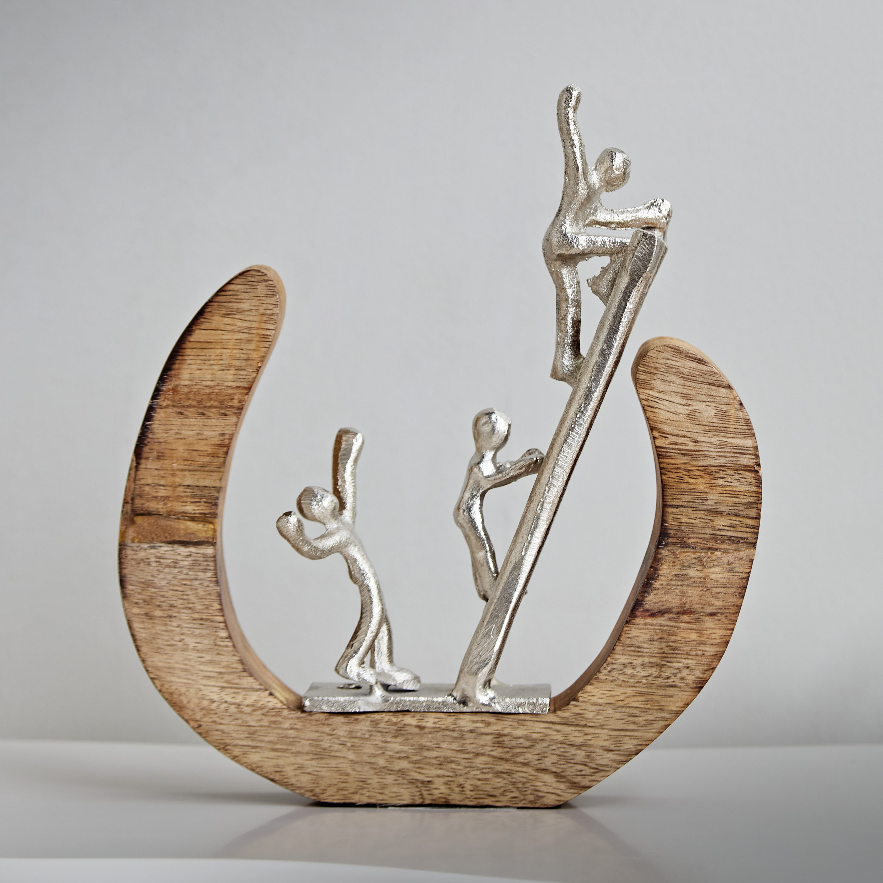 تمثال سلم ألومنيوم بقاعدة خشبية من أودين - 21x4x21 سم-hbxhomeware-homedecor-figurinesandornaments-image-1