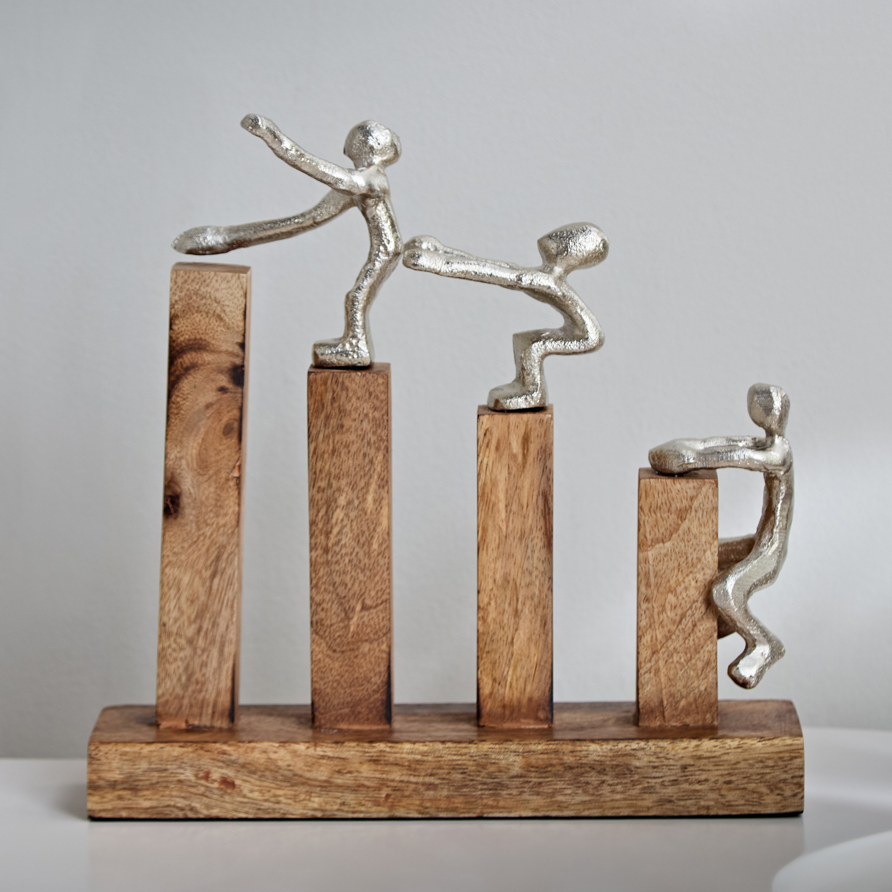 تمثال عائلة تتسلق ألومنيوم بقاعدة خشبية من أودين- 25x10x25 سم-hbxhomeware-homedecor-figurinesandornaments-image-1
