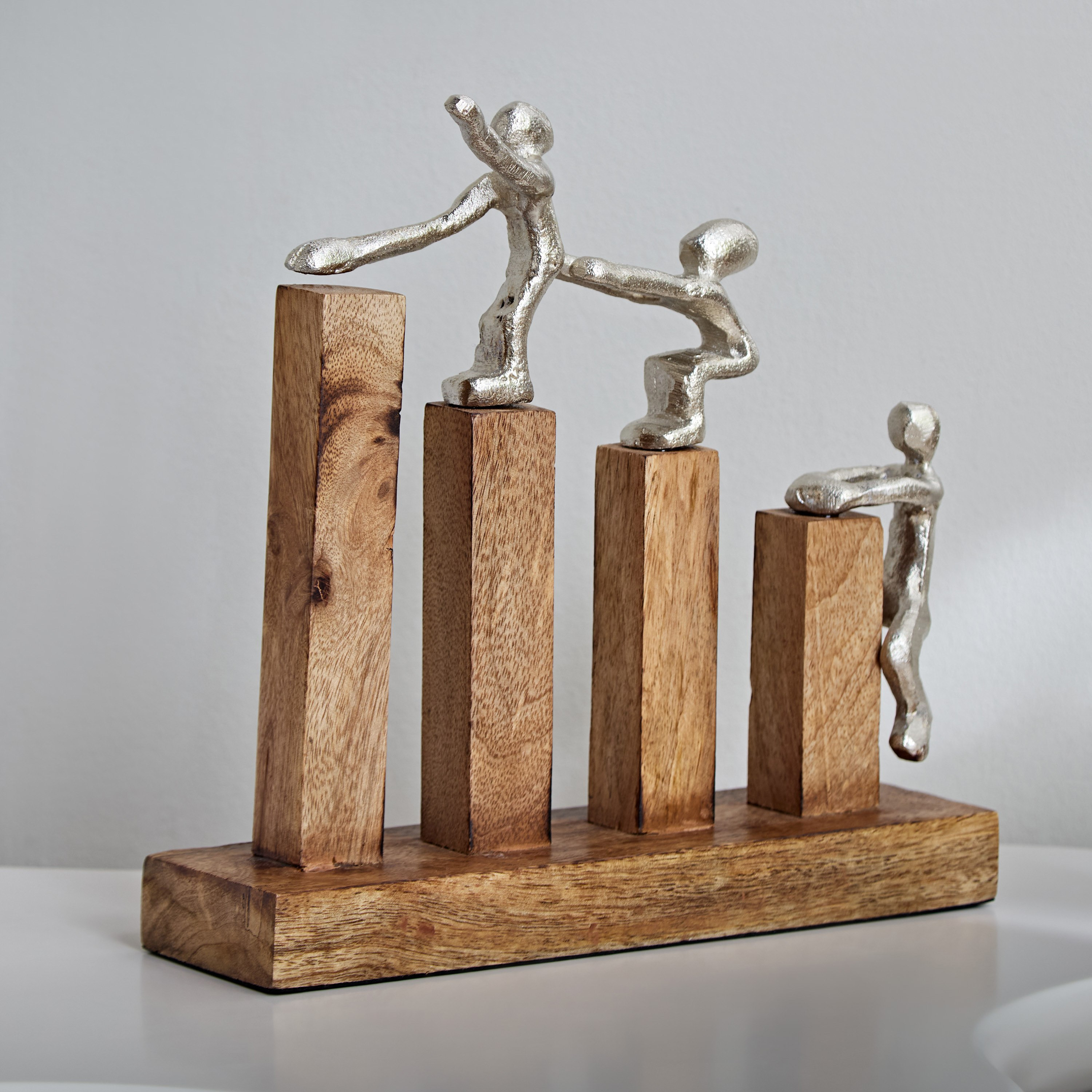 تمثال عائلة تتسلق ألومنيوم بقاعدة خشبية من أودين- 25x10x25 سم-hbxhomeware-homedecor-figurinesandornaments-image-2