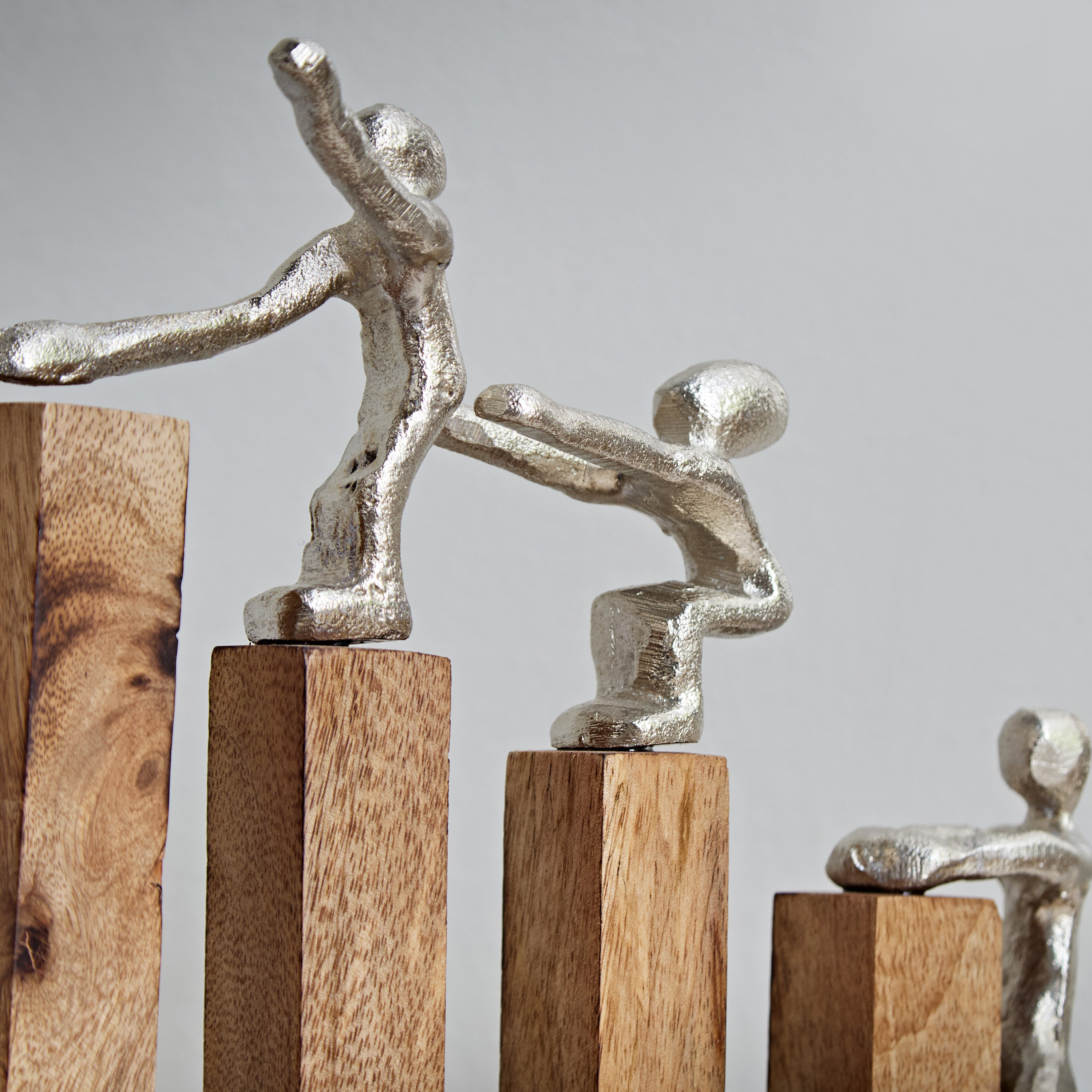 تمثال عائلة تتسلق ألومنيوم بقاعدة خشبية من أودين- 25x10x25 سم-hbxhomeware-homedecor-figurinesandornaments-image-3
