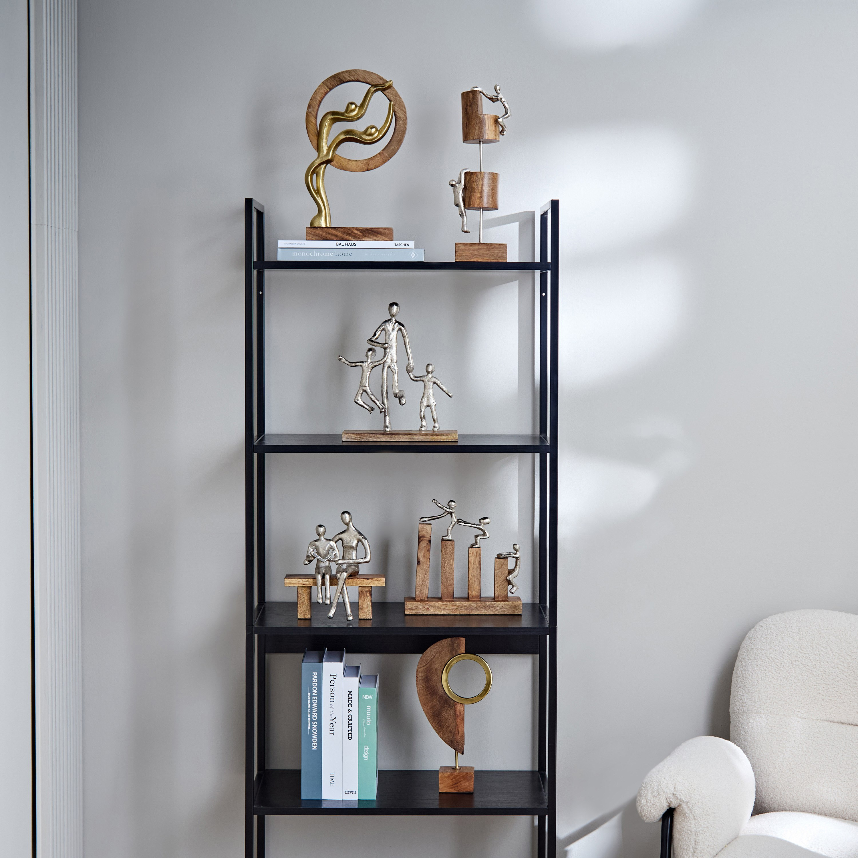 تمثال عائلة تتسلق ألومنيوم بقاعدة خشبية من أودين- 25x10x25 سم-hbxhomeware-homedecor-figurinesandornaments-image-4