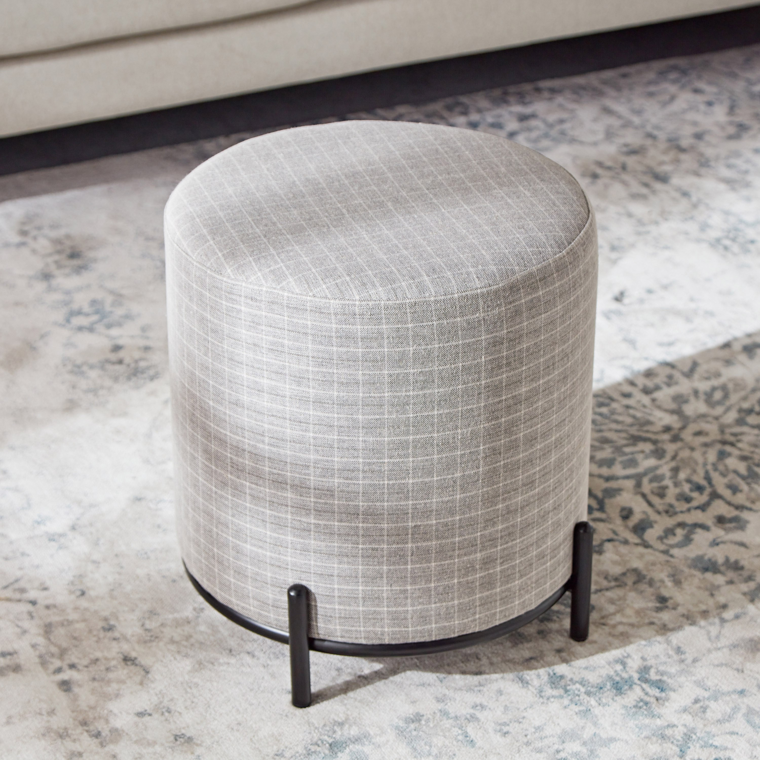 مقعد عثماني قماشي من إيربان-hbxlivingroom-sofasandarmchairs-ottomansandfootstools-image-2