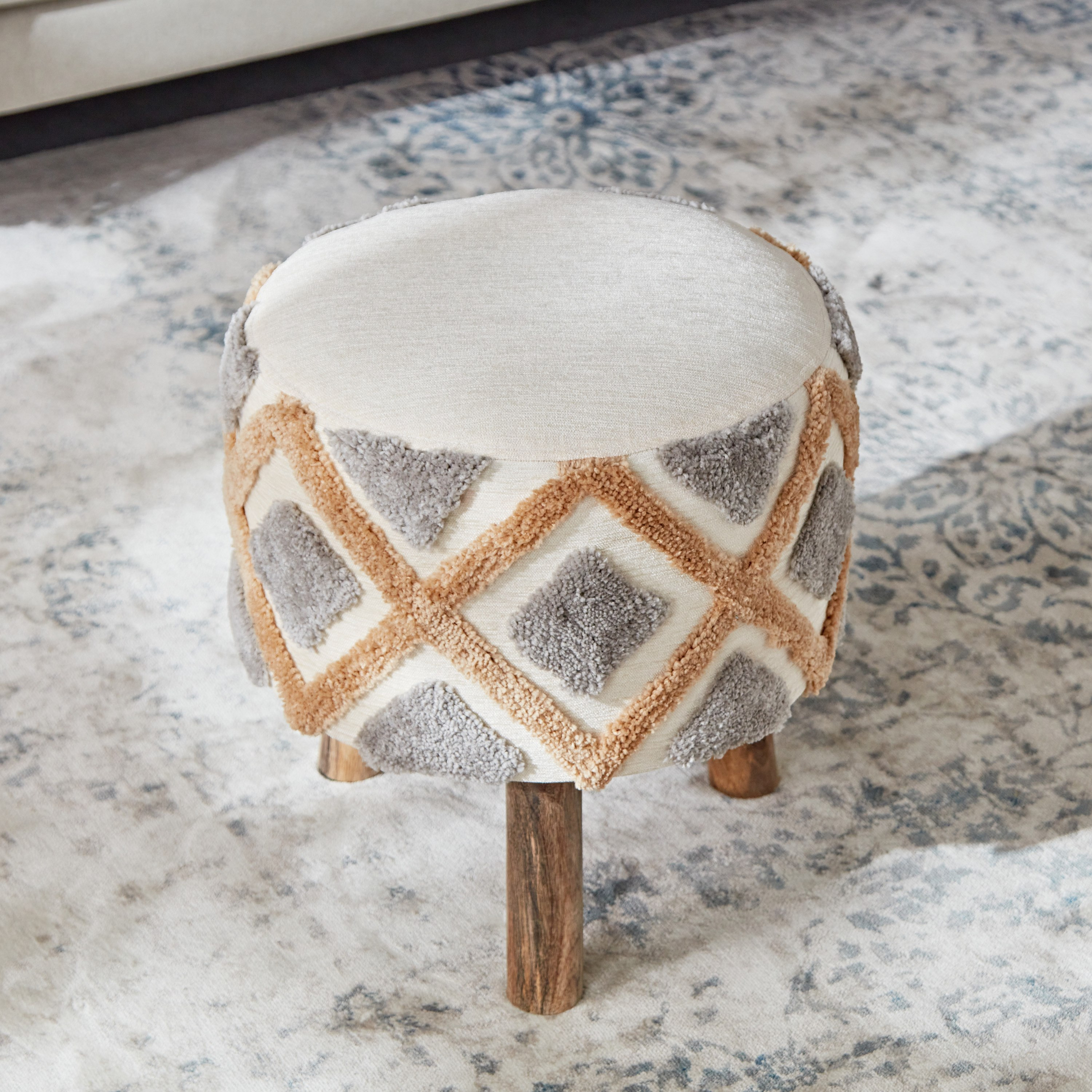 كرسي بقوائم خشبية من زينيا-hbxlivingroom-sofasandarmchairs-ottomansandfootstools-image-2