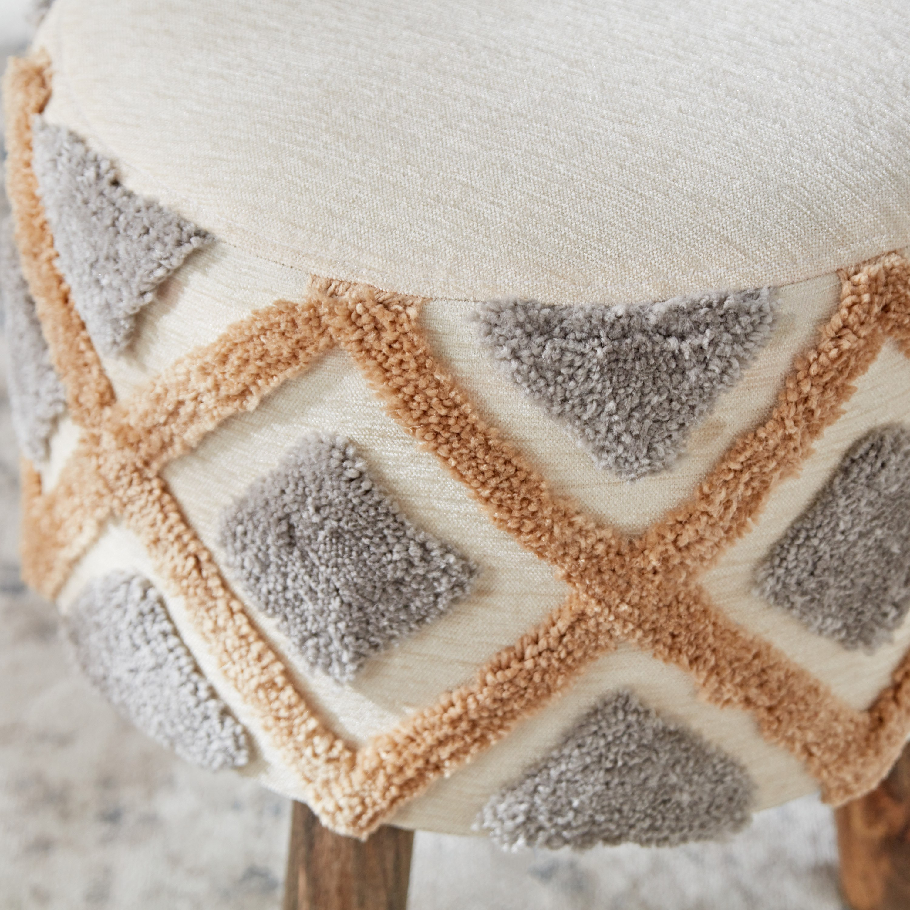 كرسي بقوائم خشبية من زينيا-hbxlivingroom-sofasandarmchairs-ottomansandfootstools-image-3
