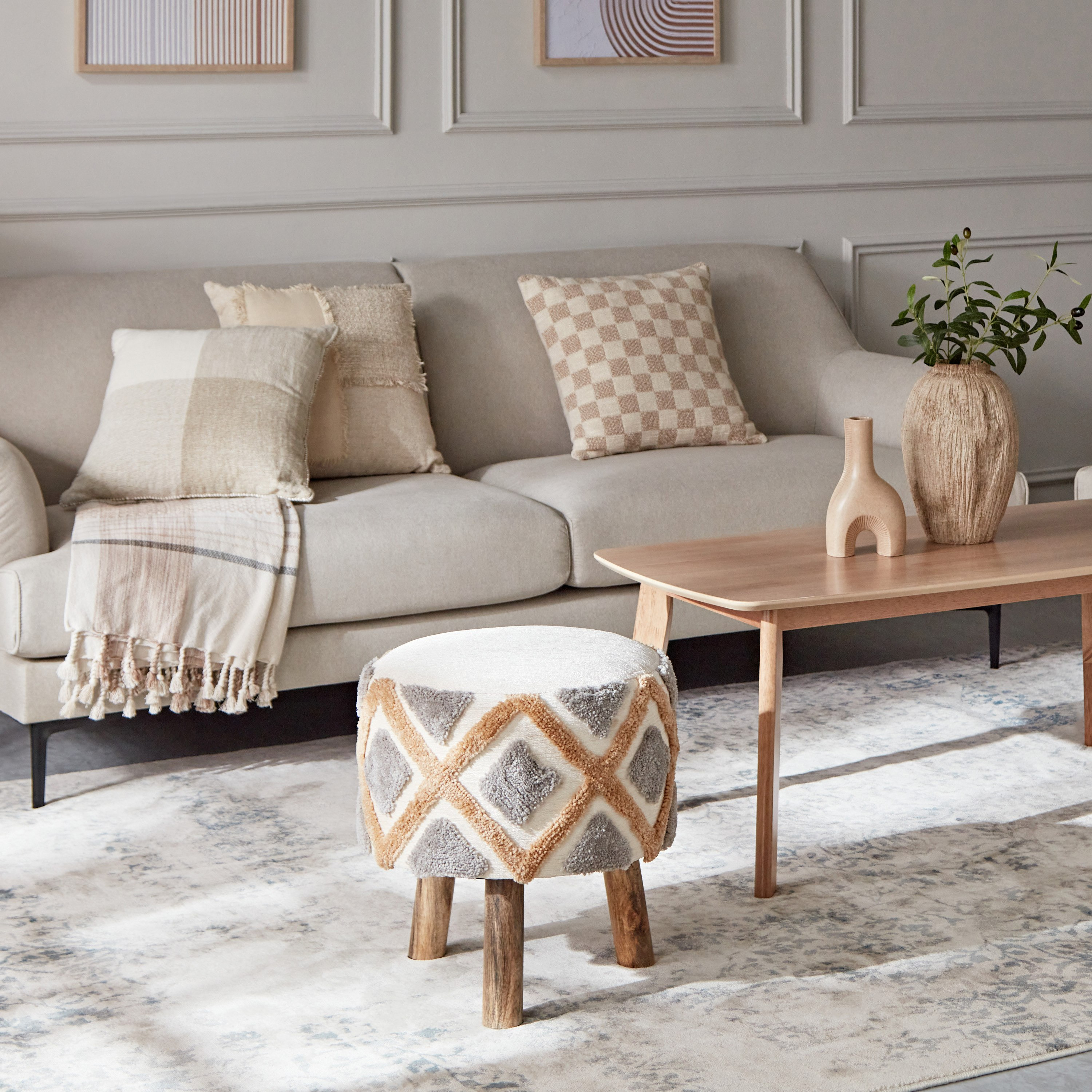 كرسي بقوائم خشبية من زينيا-hbxlivingroom-sofasandarmchairs-ottomansandfootstools-image-5