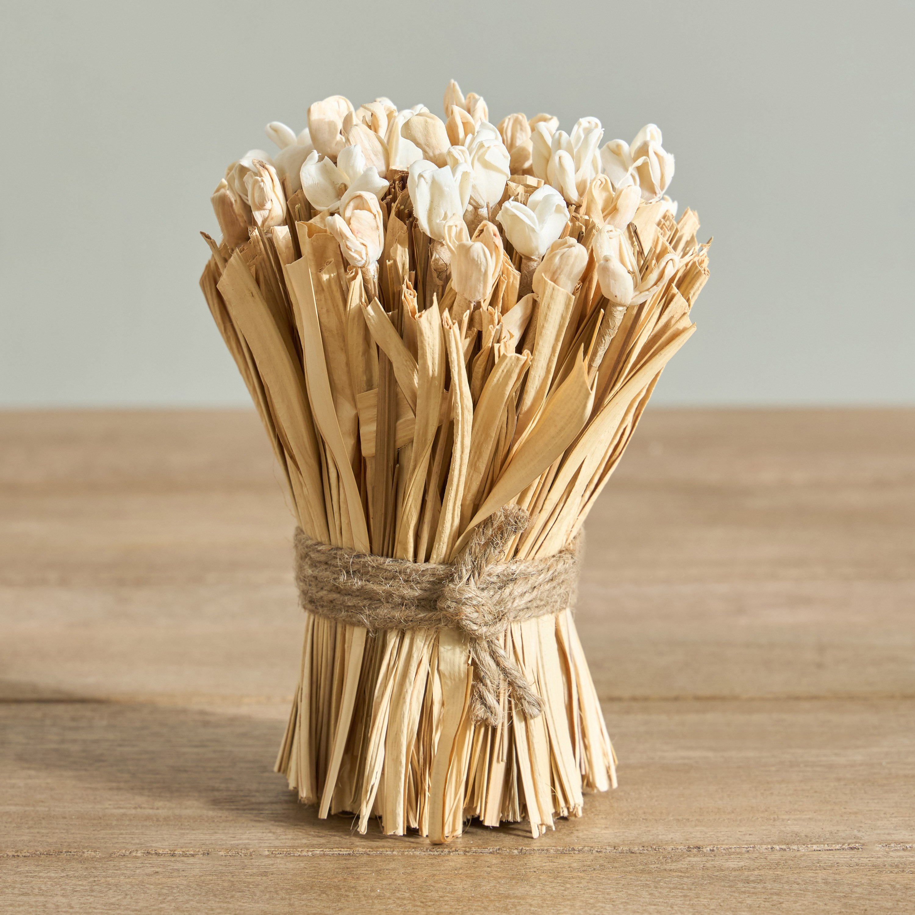 باقة نباتات مربوطة يدوياً من مايلي مع زهرة سولا - 18 سم-hbxdecorandfurnishings-homeaccessories-artificialflowersandplants-image-1