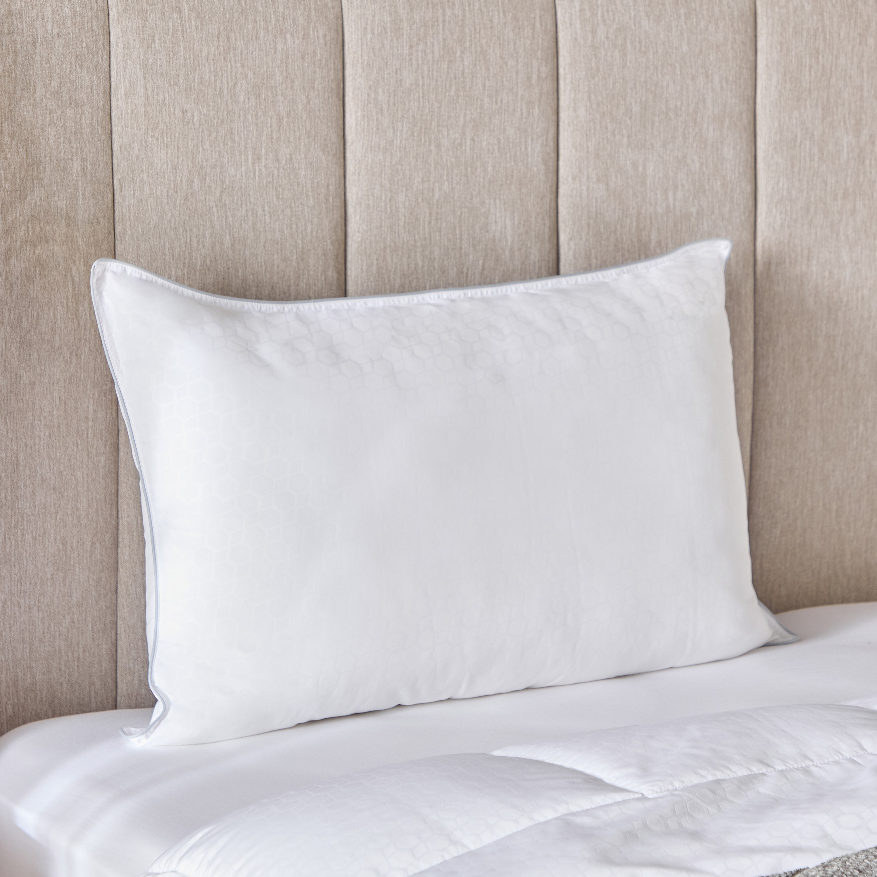 وسادة مايكرو فايبر مايكروامبوسد من بيور شيلد - 50x75 سم-hbxdecorandfurnishings-bedding-duvetsandpillows-image-1